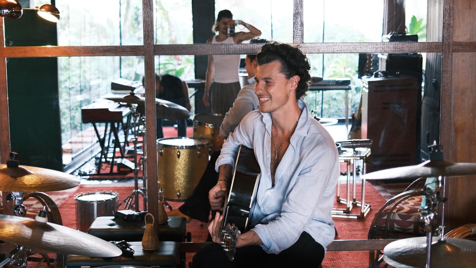 Shawn Mendes surge em estúdio no Brasil e aumenta expectativa por novo álbum