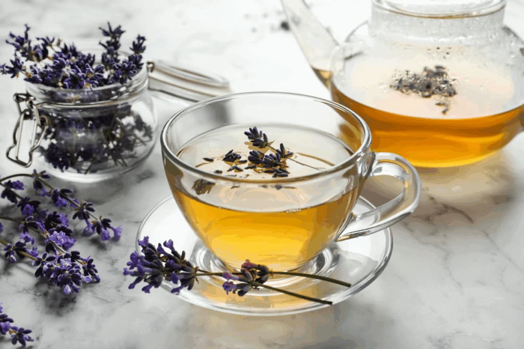 Chá antes de dormir funciona? Conheça 3 opções associadas ao relaxamento