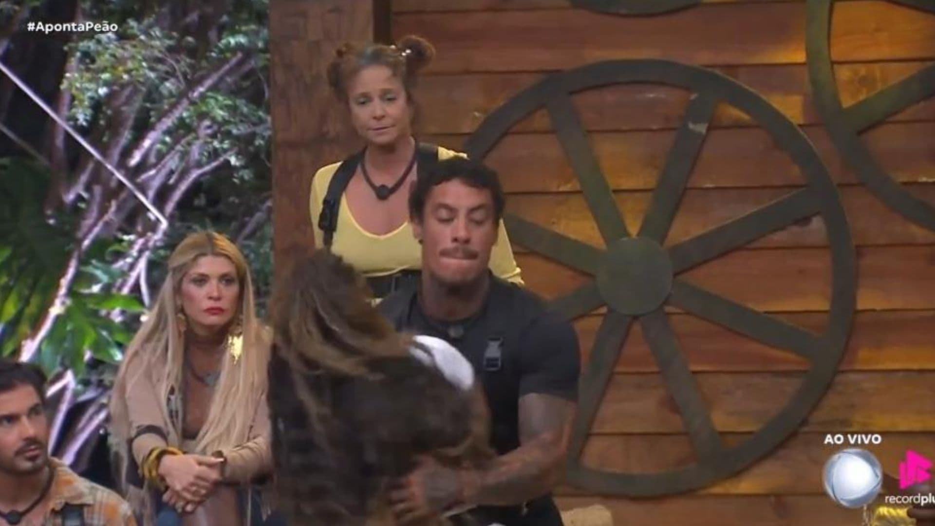 Giovanna chama Darlin de ‘parasita de famoso’ e irrita a peoa após fala sobre Lexa: “Caguei pra sua filha”