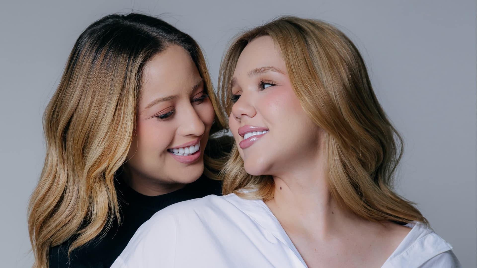 Mari Fernandez e Júlia Ribeiro anunciam nascimento da primeira filha: “Nosso maior presente”
