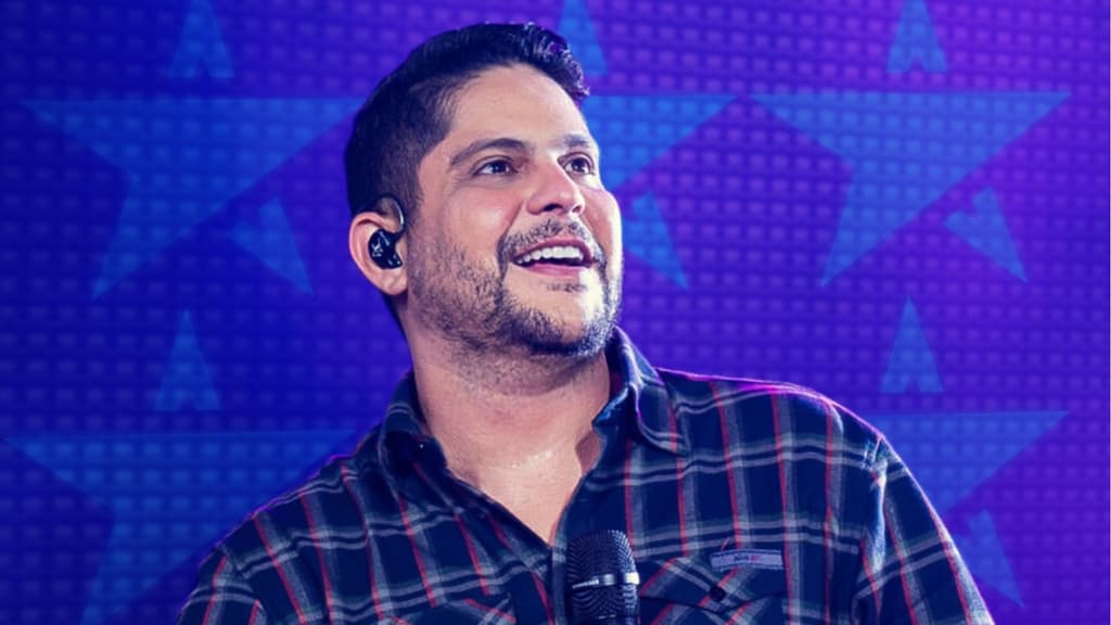 Esposa de Jorge, da dupla com Mateus, flagra sertanejo soltando a voz enquanto cozinha