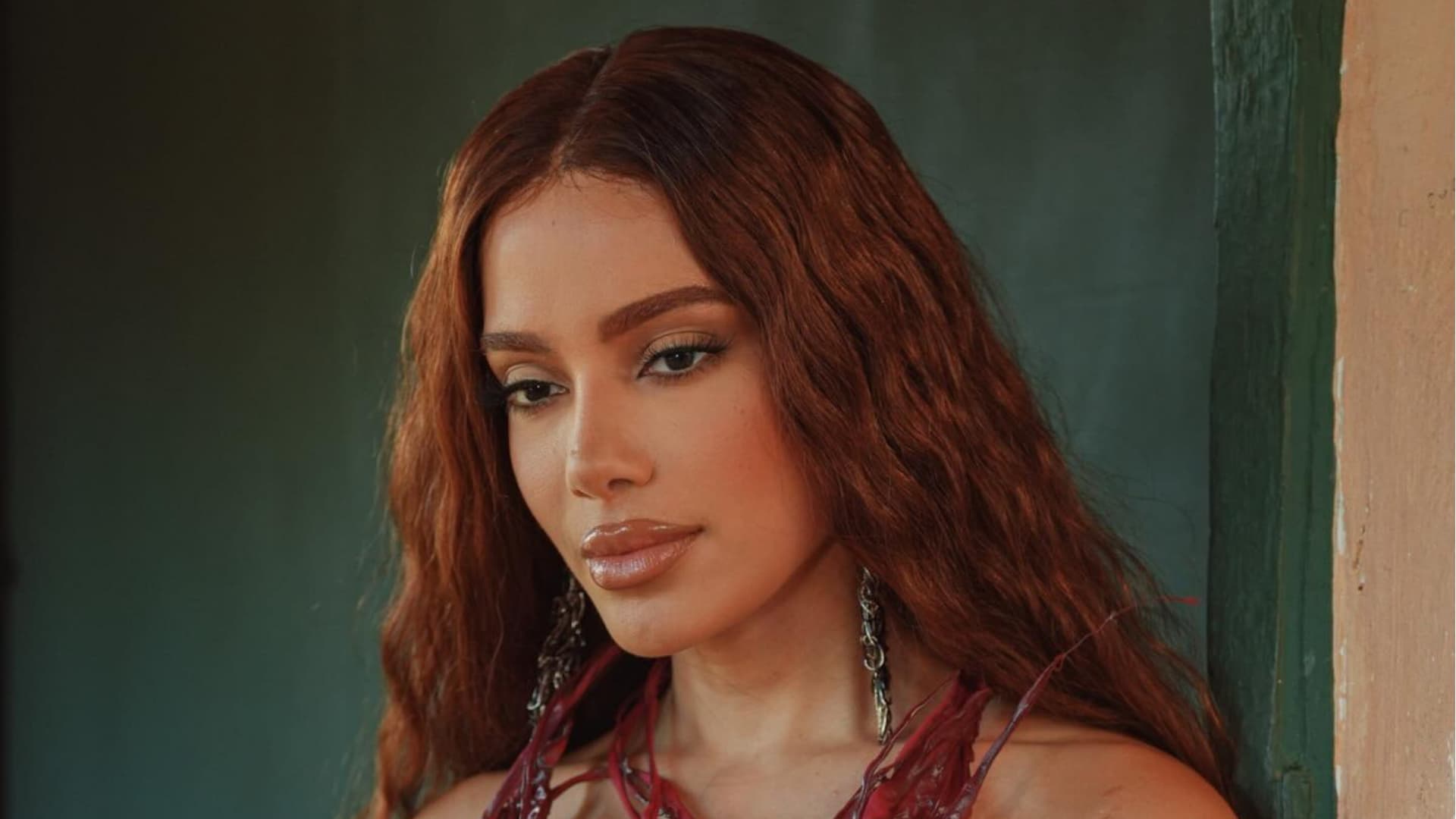 Anitta admite que julgamentos por ser uma mulher livre já a afetaram