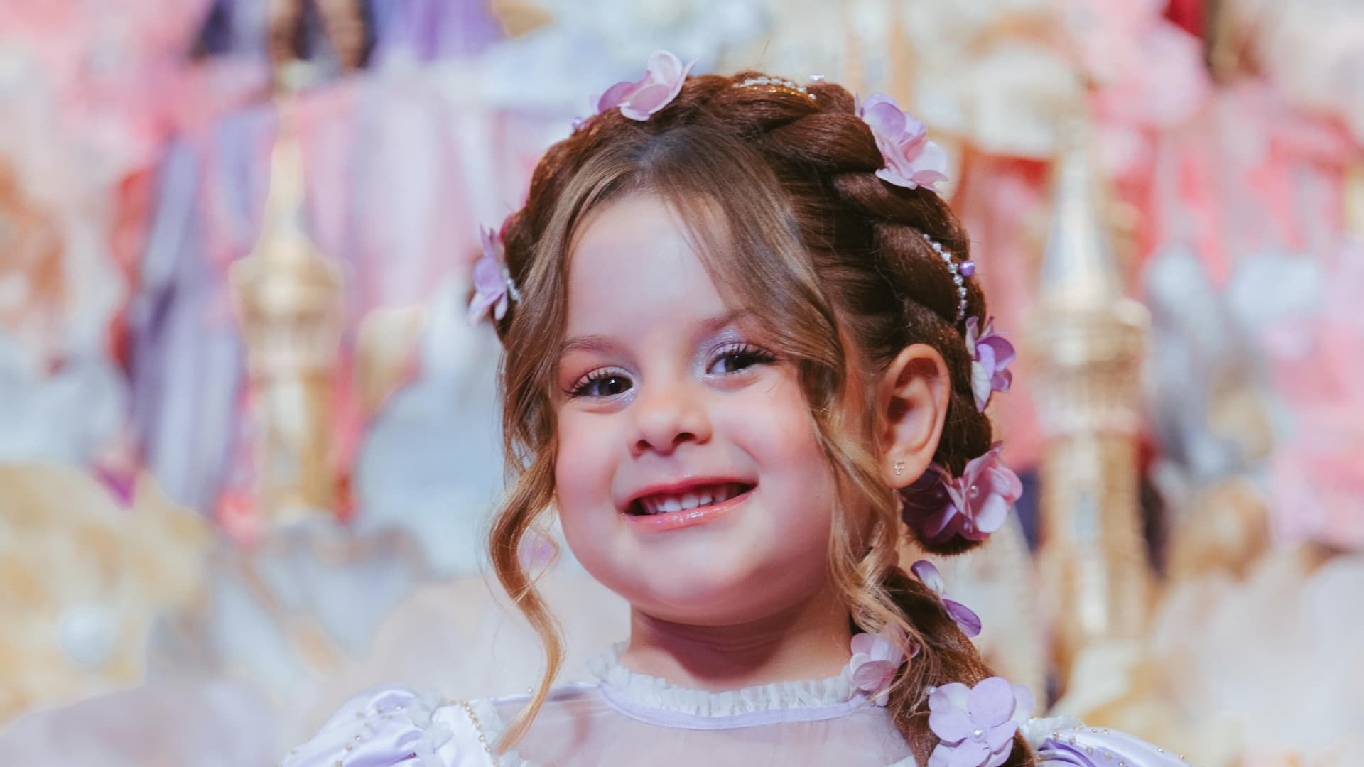 Maria Flor surge como Rapunzel em seu aniversário de quatro anos ao lado de Virginia, Zé Felipe e dos irmãos