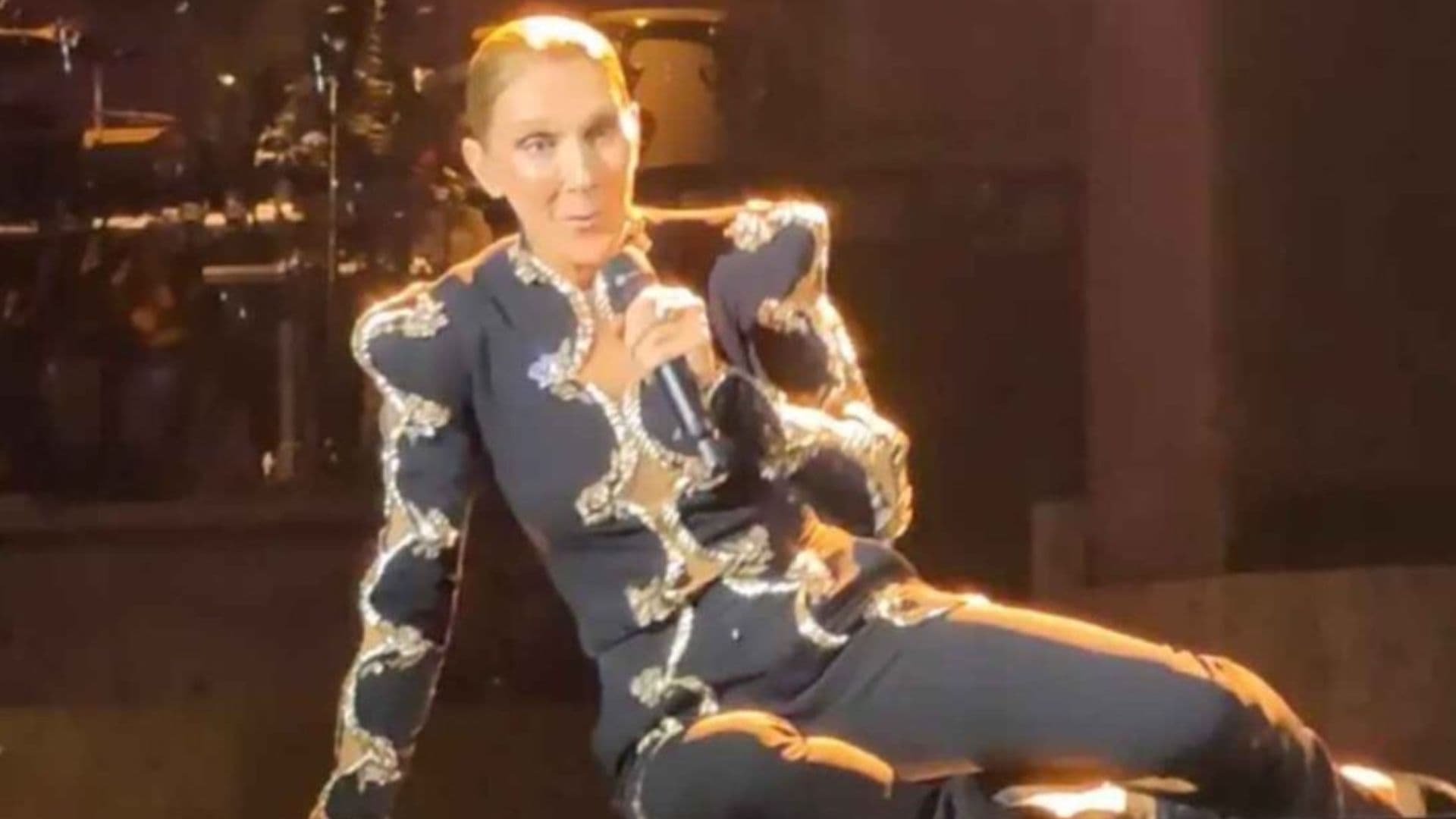 Céline Dion escorrega e cai no palco durante apresentação em Paris