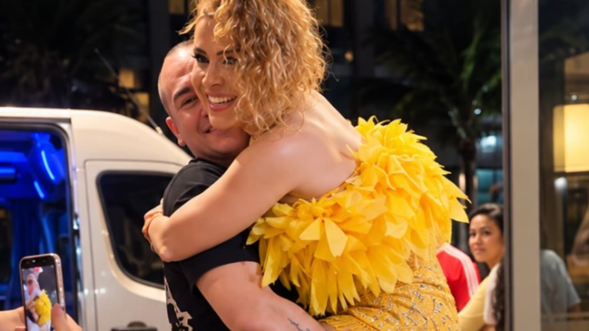 Joelma é carregada no colo por maquiador após três horas de show no Rio