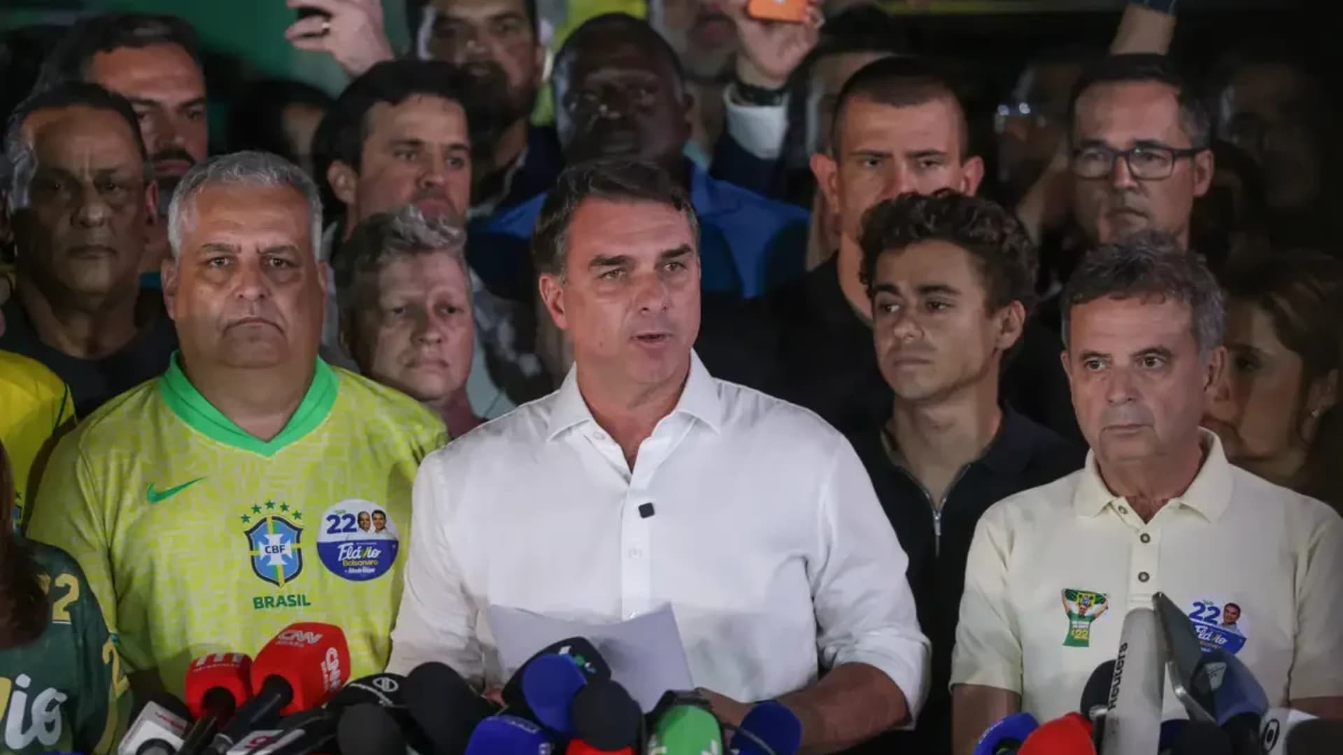Flávio Bolsonaro contesta resultado da eleição e diz que recorrerá à Justiça