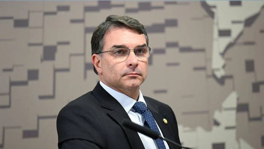 Avião de Flávio Bolsonaro e família chega em Miami, nos EUA