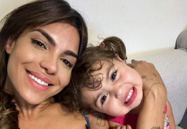 Tays Reis desabafa sobre sofrimento da filha após diagnóstico