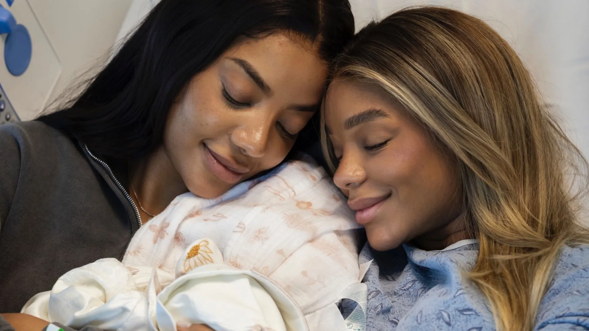 Ludmilla exibe vídeo da filha Zuri em telão de show e encanta