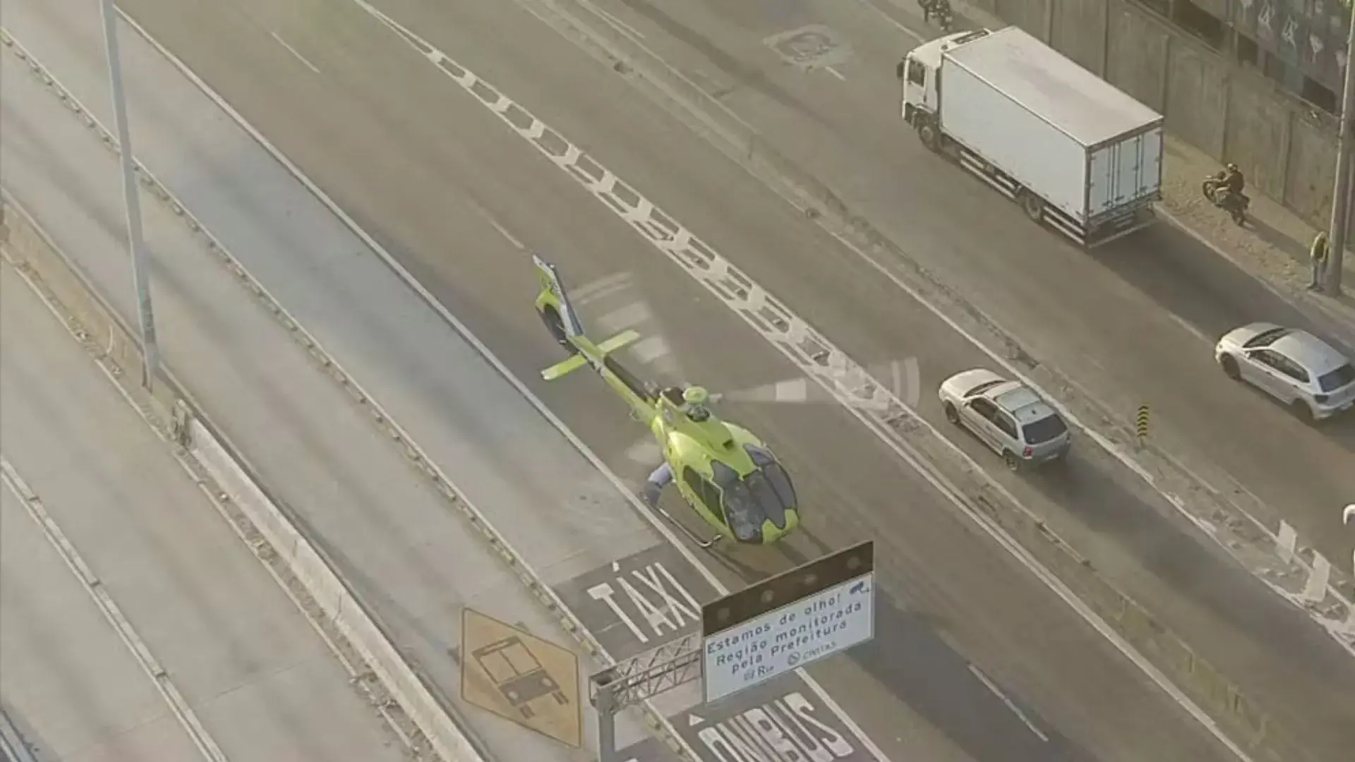 Helicóptero pousa na Avenida Brasil para transporte de órgãos