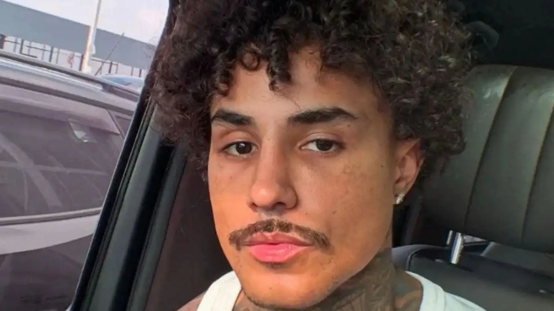 Após acidente de moto, MC Livinho atualiza estado de saúde