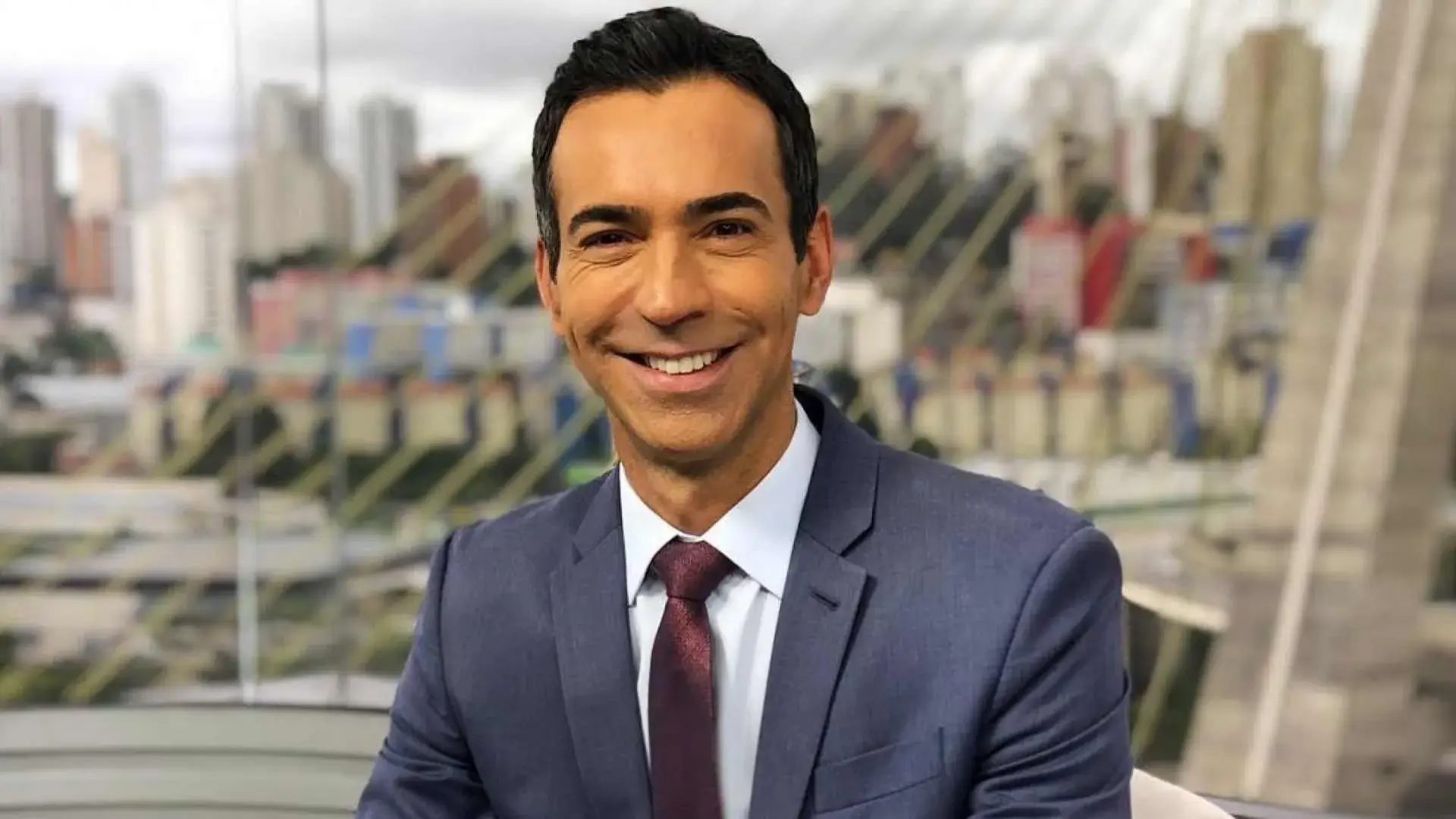 César Tralli e Jacqueline Brazil fazem referência a meme das “três batidinhas” durante o Jornal Hoje