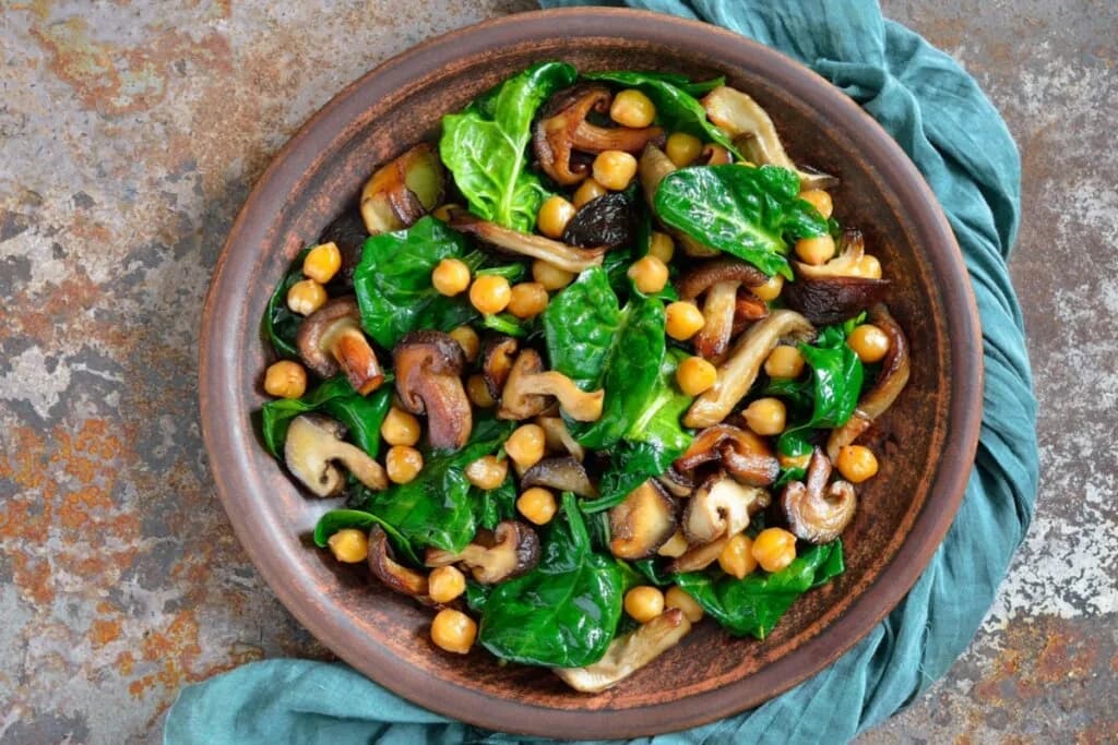 5 saladas quentes ricas em proteínas para o almoço