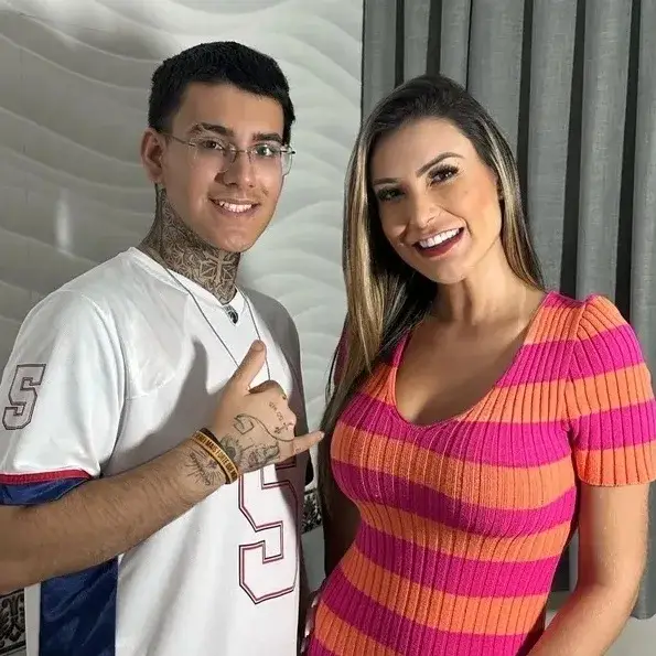Andressa Urach nega boato envolvendo conteúdo com o filho