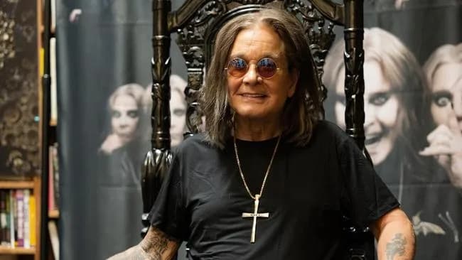 Fãs e familiares se despedem de Ozzy Osbourne em cortejo emocionante na Inglaterra
