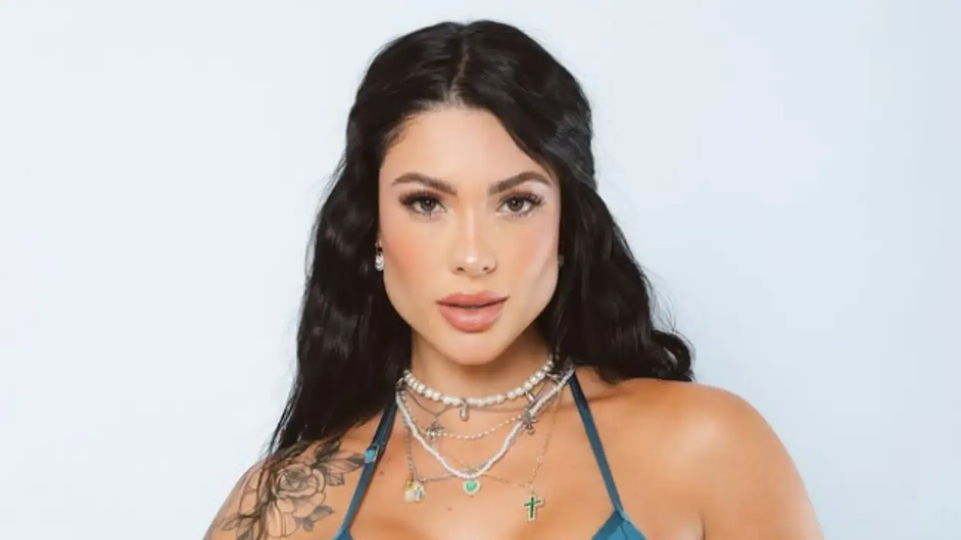 Namorada de Belo surpreende ao vender biquínis na praia