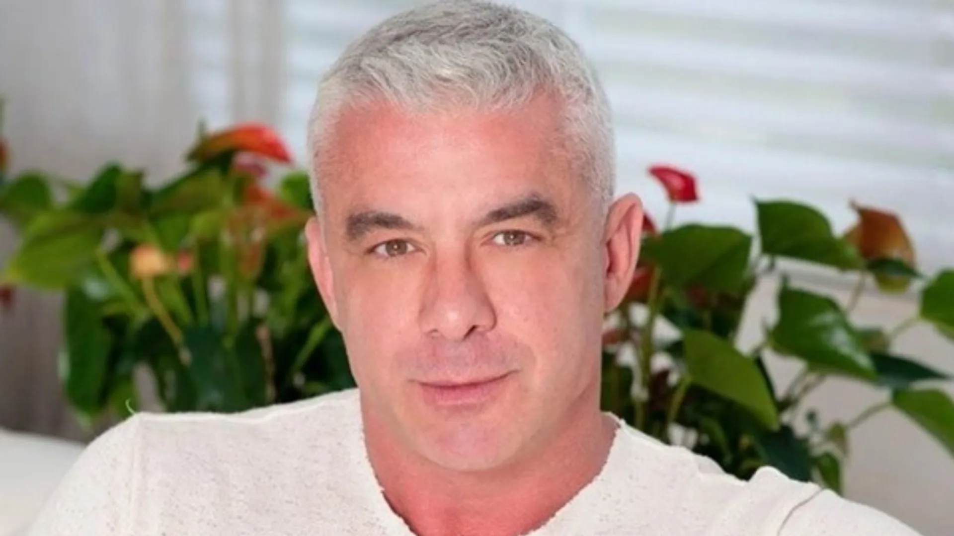 Condenado por agressão, Alexandre Correa chora nas redes