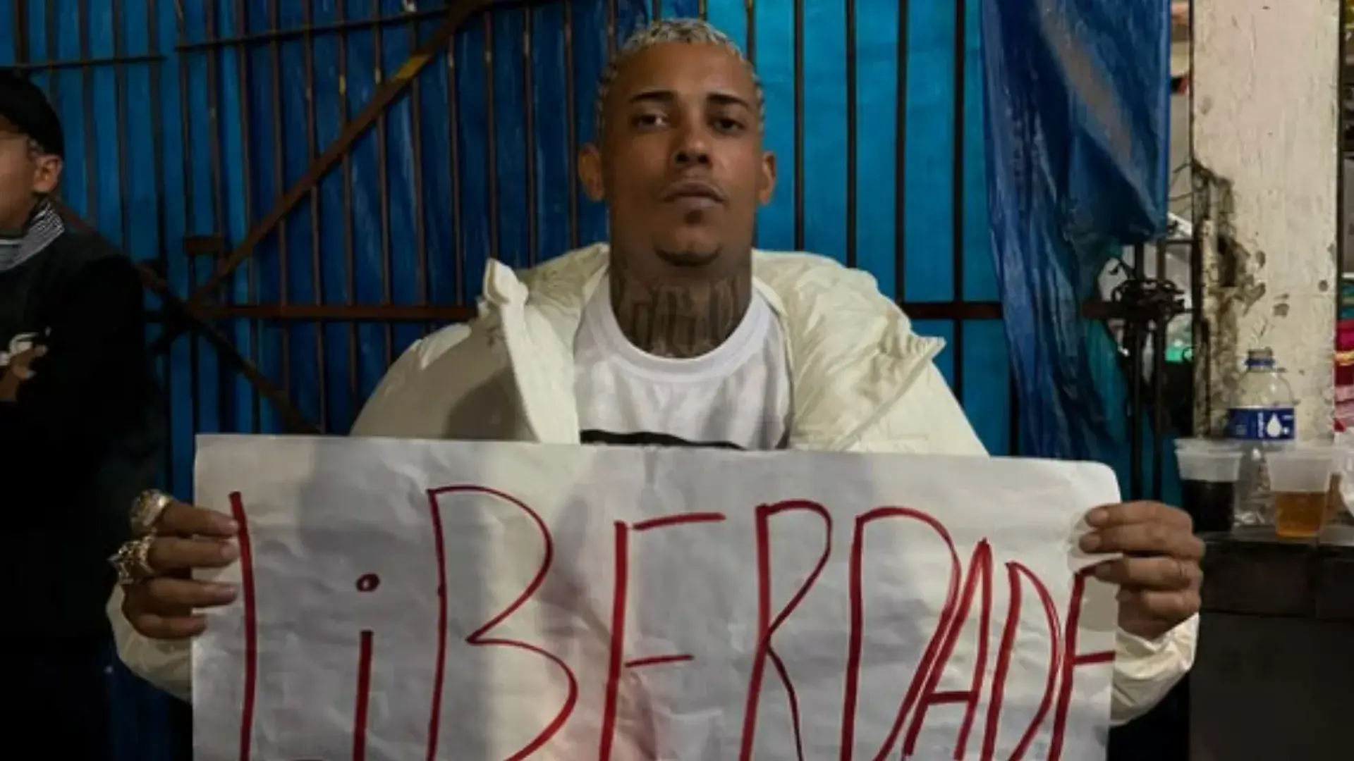 MC Poze pede a liberdade de Oruam em ato em frente ao presídio