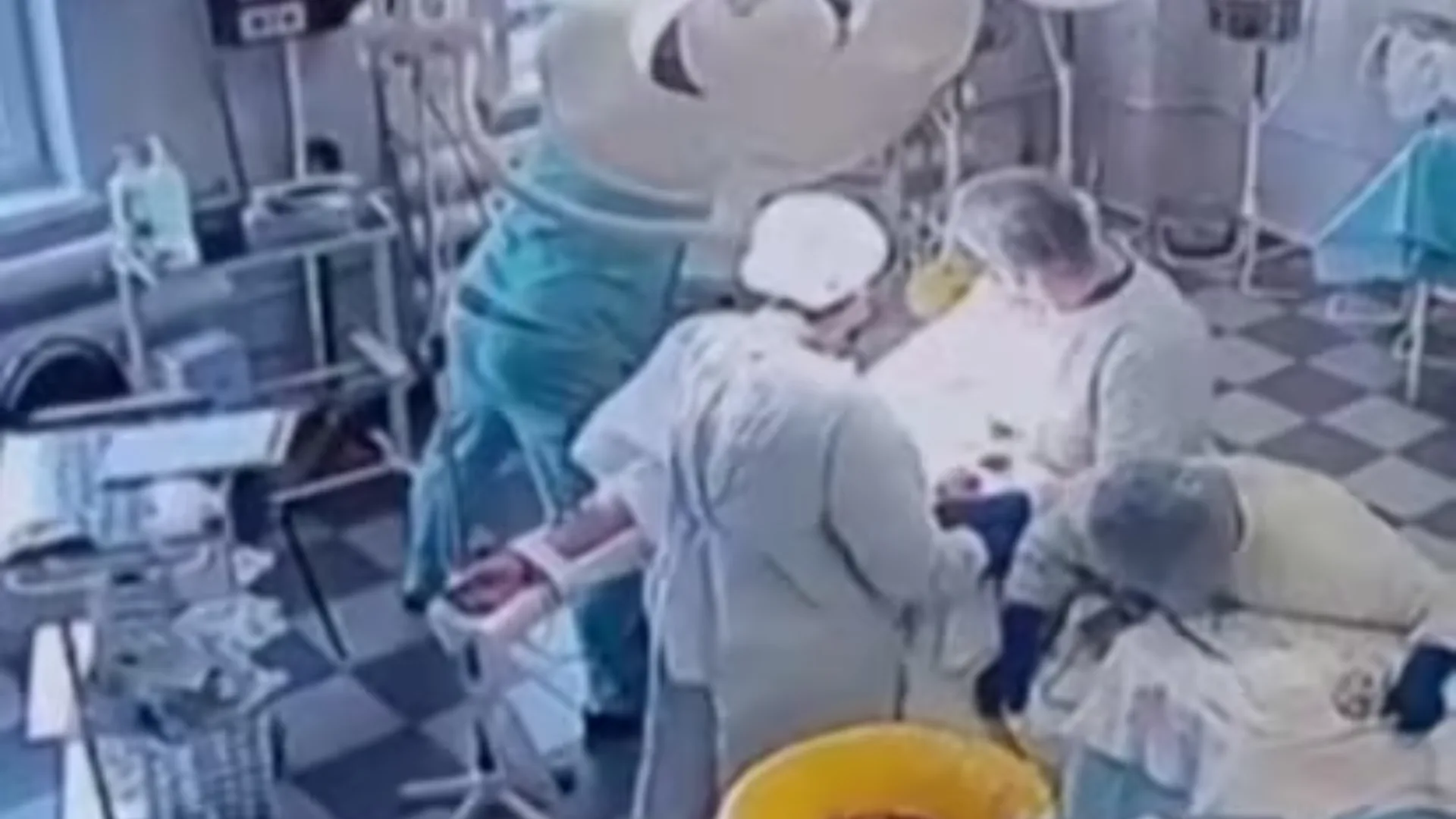 Mesmo com terremoto, médicos continuam cirurgia na Rússia
