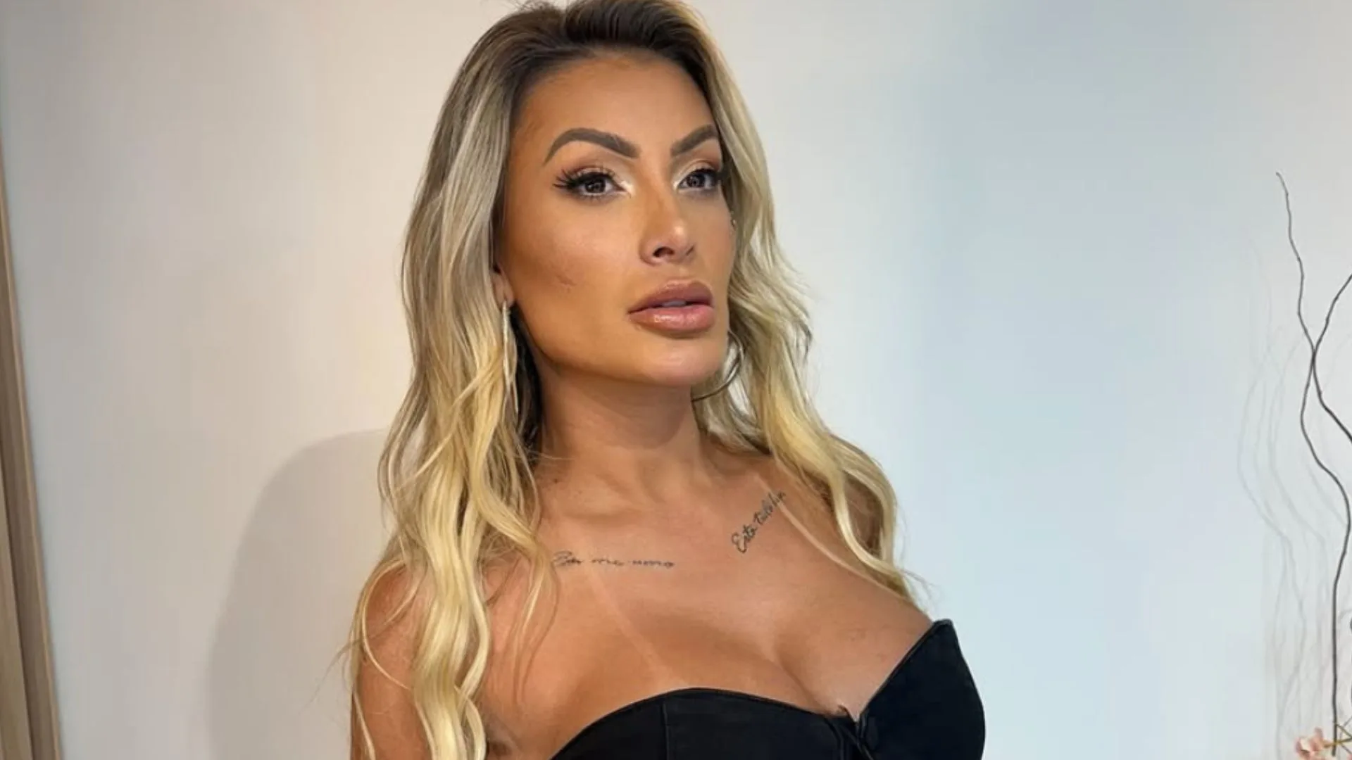 Andressa Urach se emociona ao relembrar trajetória