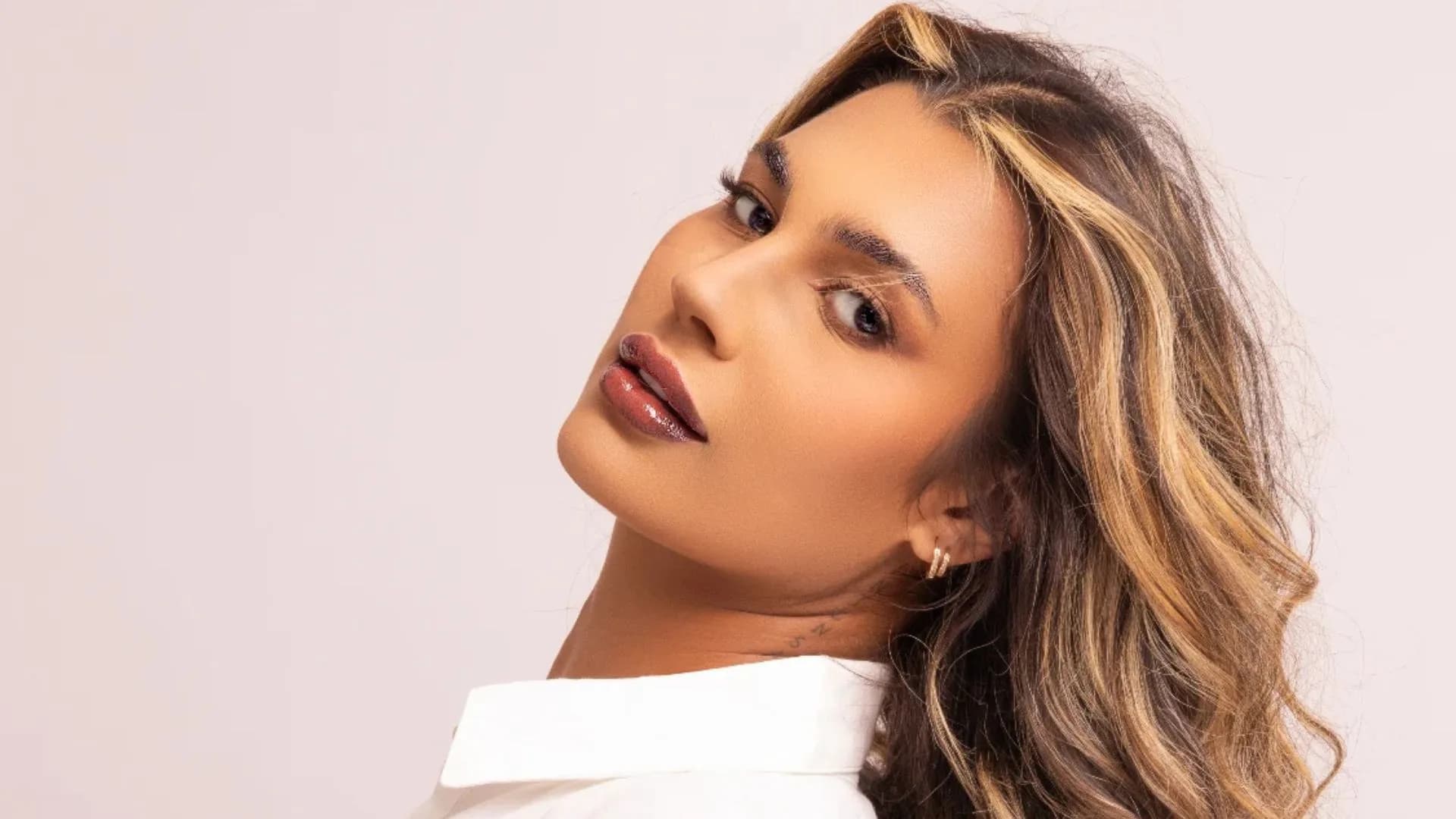 Bailarina apontada como affair de Zé Felipe sai da equipe