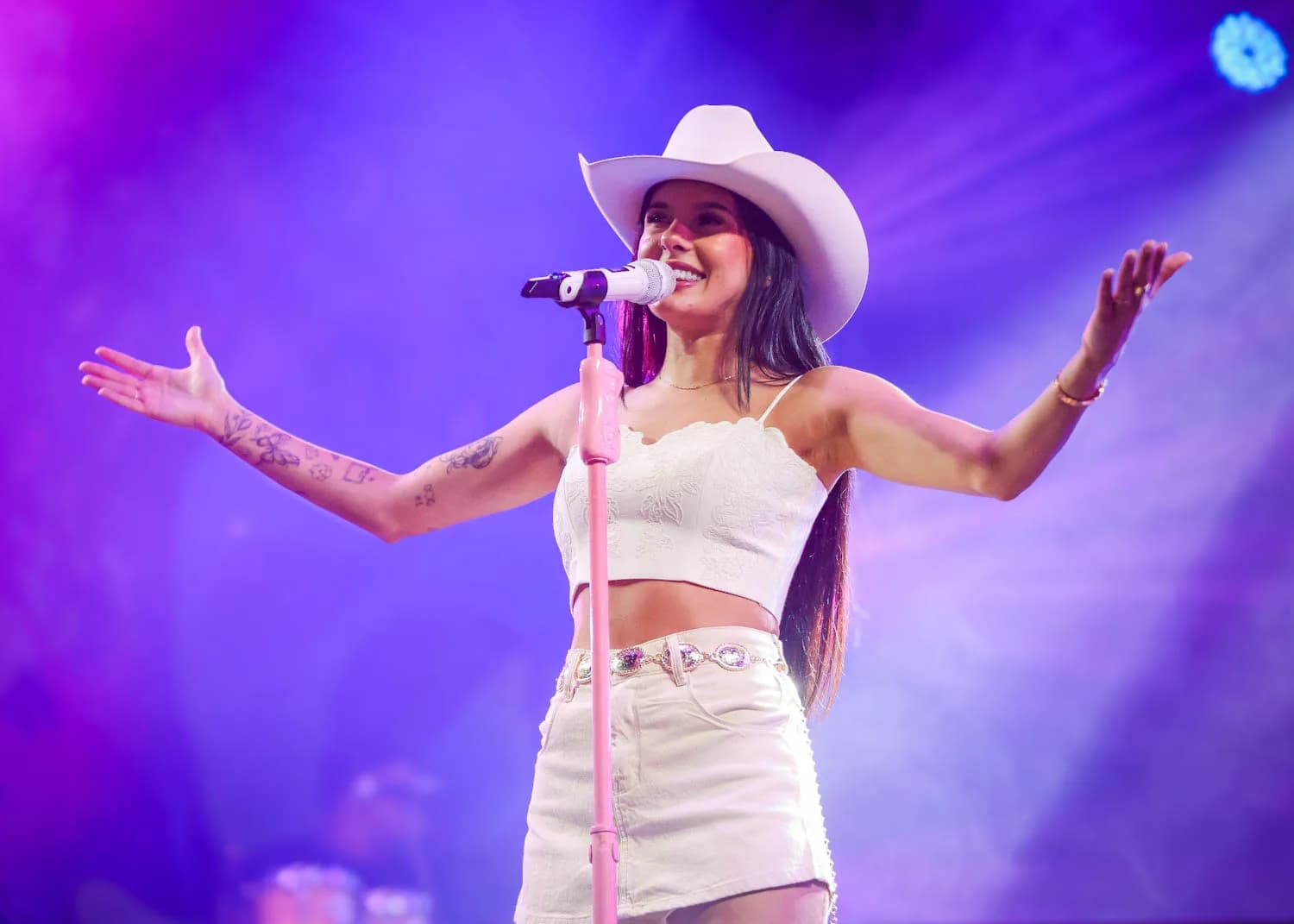 Ana Castela cantará o hino nacional na partida entre Chargers e Chiefs, pela NFL, em São Paulo