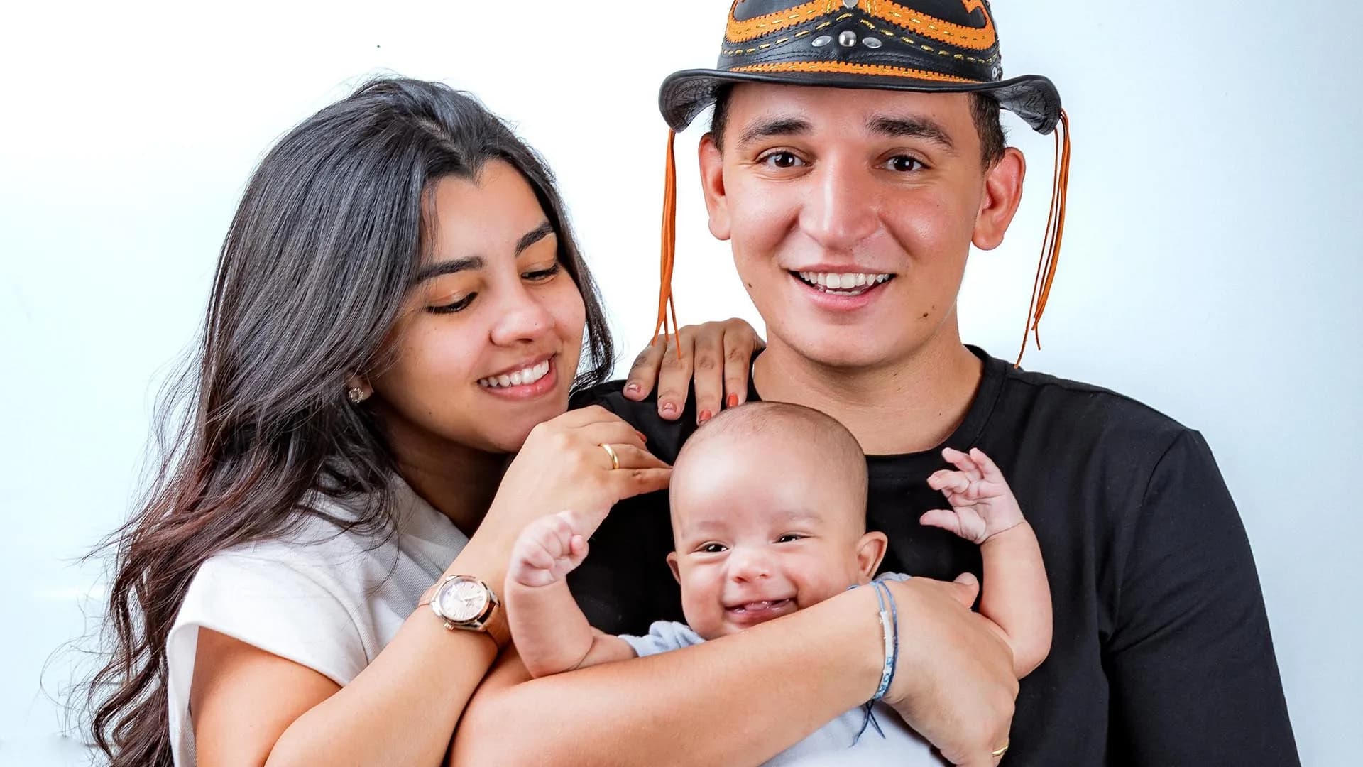 João Gomes tatua nome da esposa e surpreende com detalhe fofo