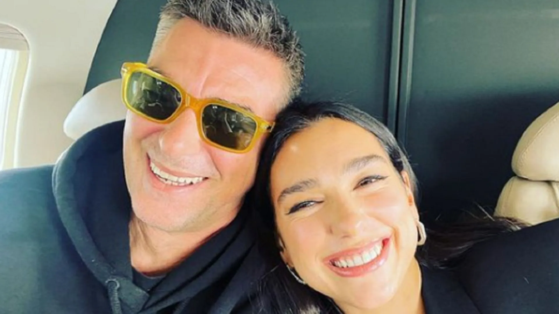 Dua Lipa se emociona ao cantar em albanês com o pai durante show