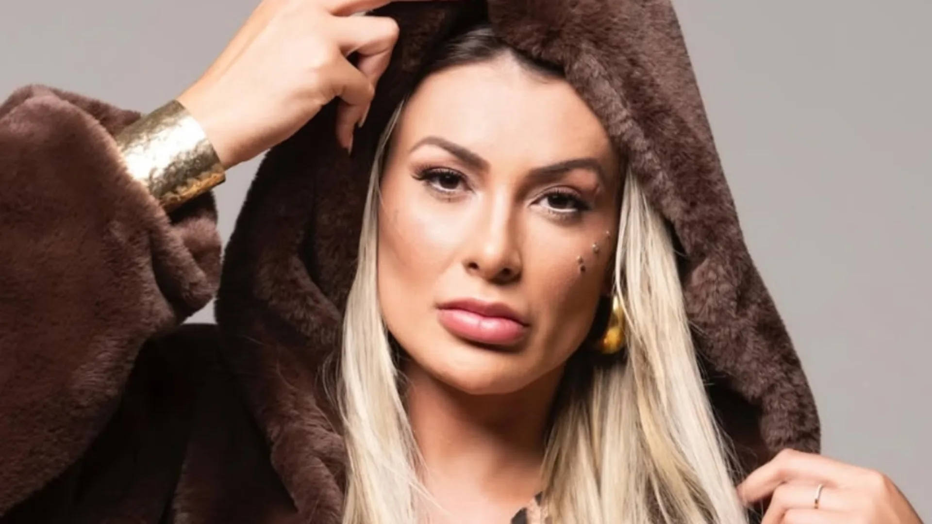 Andressa Urach comenta sobre o feriado do Natal em debate com cristãos