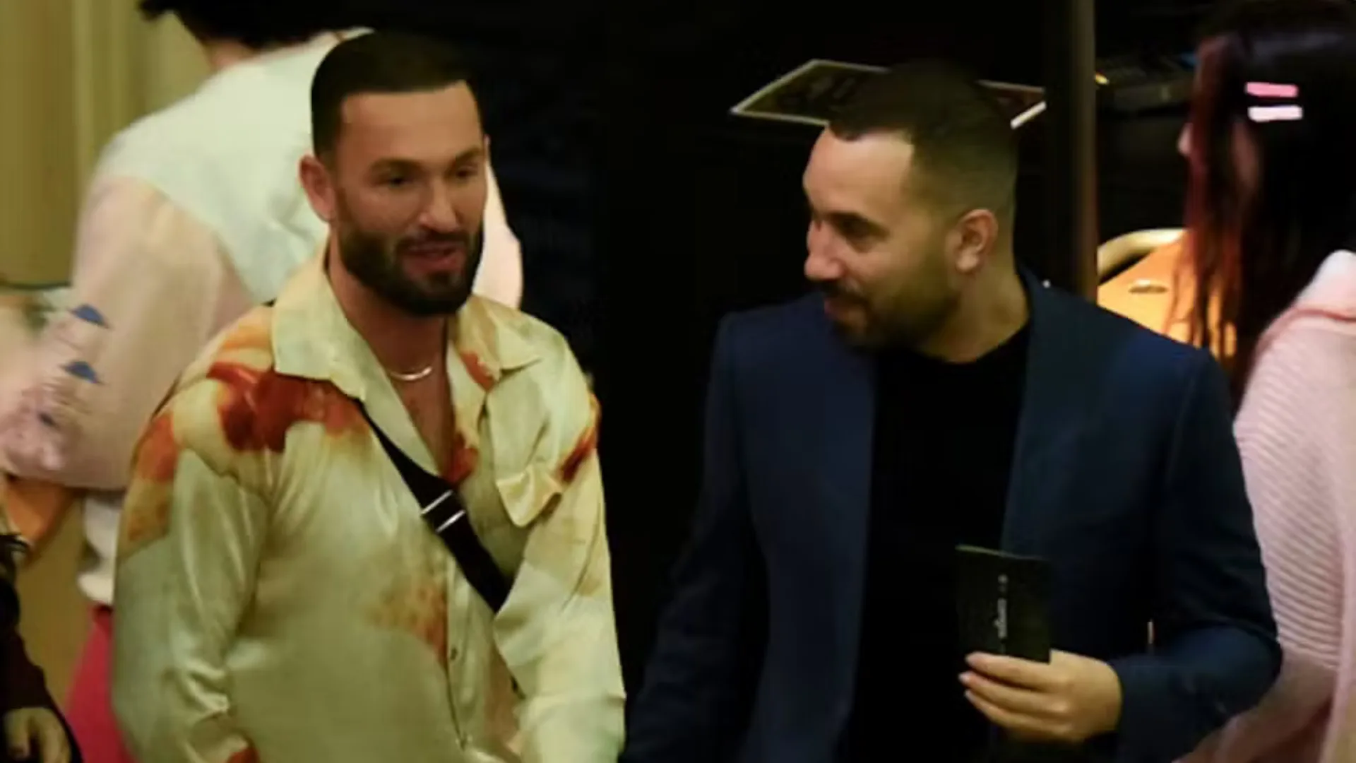 Diego Hypolito e Gil do Vigor chegam de mãos dadas a evento