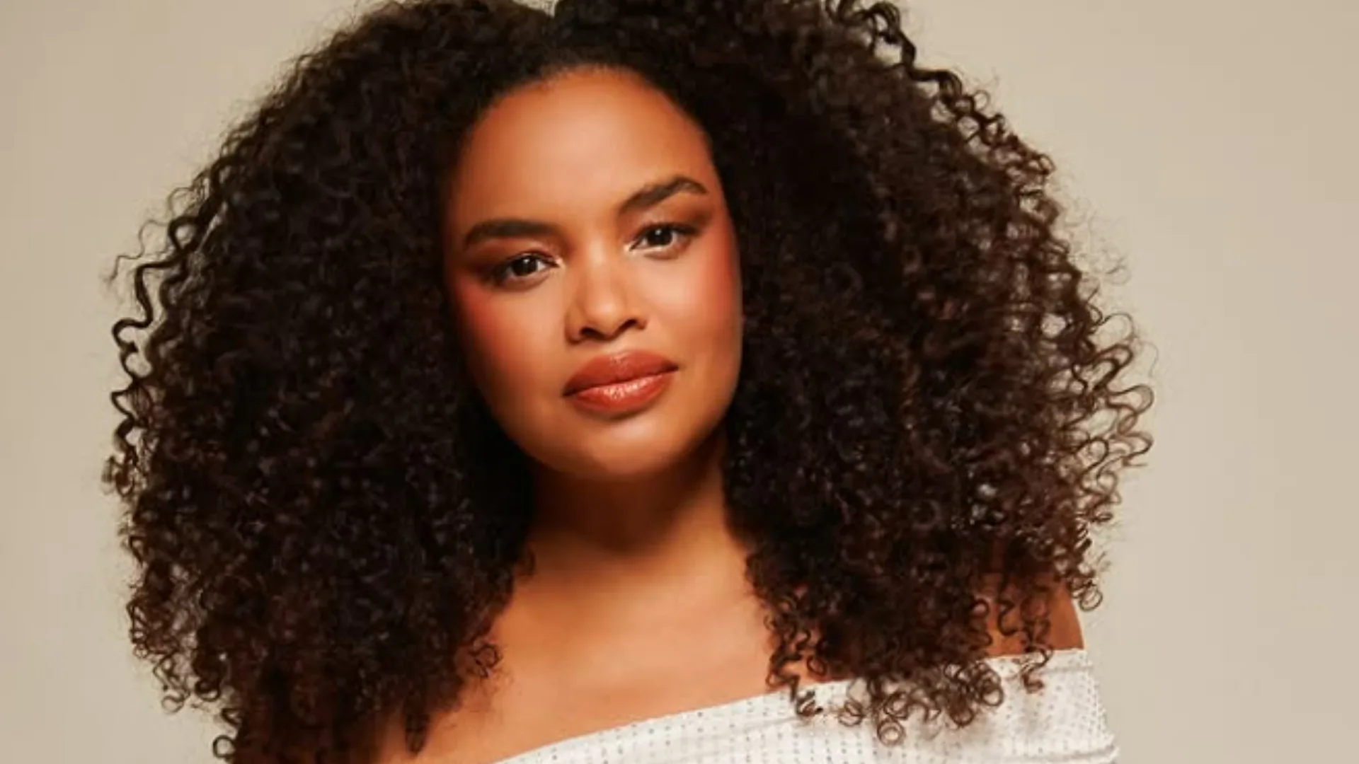 Lucy Ramos expõe queda severa de cabelo no pós-parto