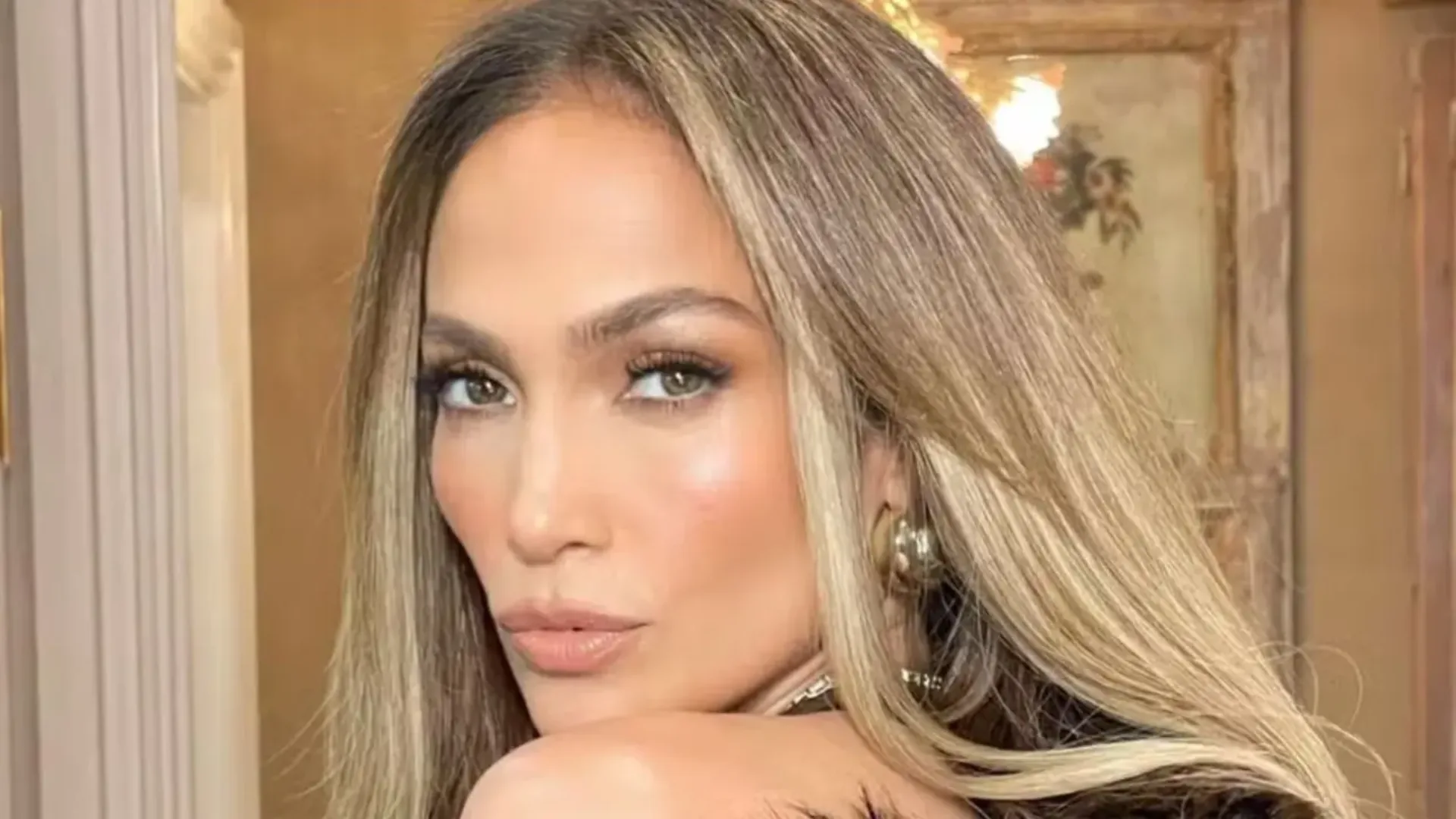 Grilo sobe em Jennifer Lopez durante show e cantora reage