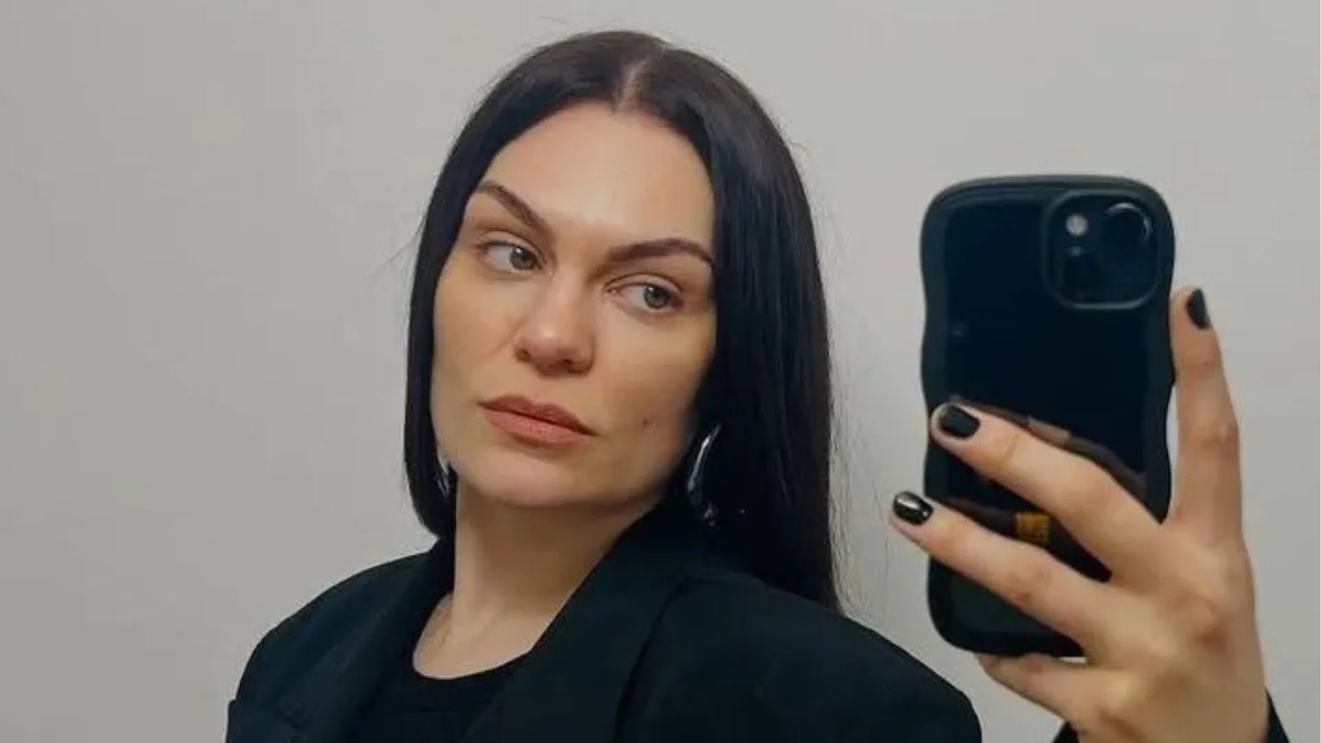 Jessie J afirma que o cabelo começou a cair após cirurgia de câncer de mama