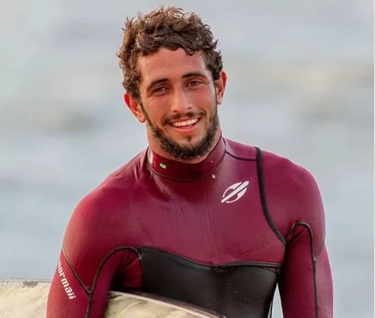 Lucas Chumbo bate recorde com maior onda já surfada no Brasil