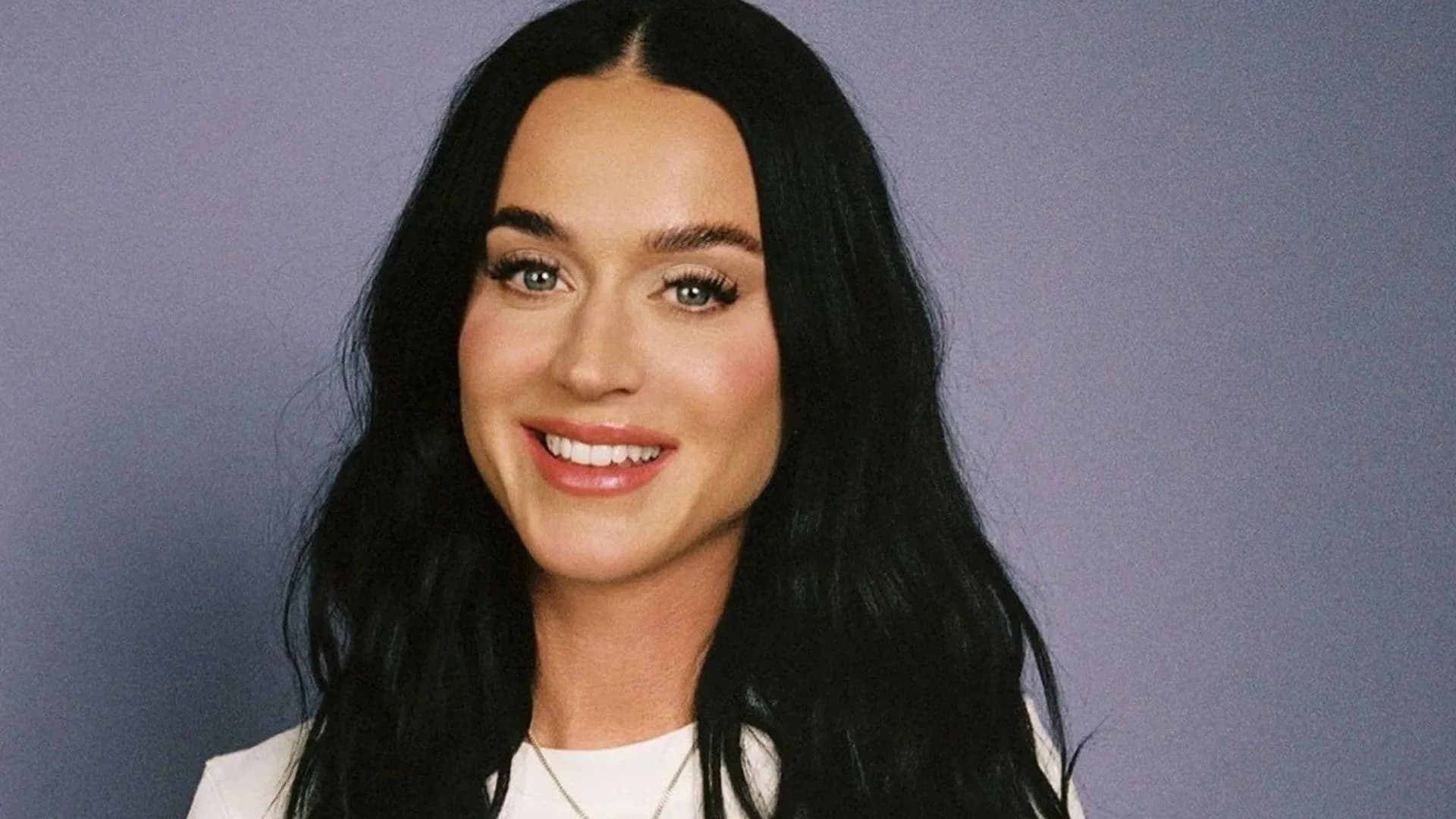 Katy Perry chuta Labubu durante apresentação