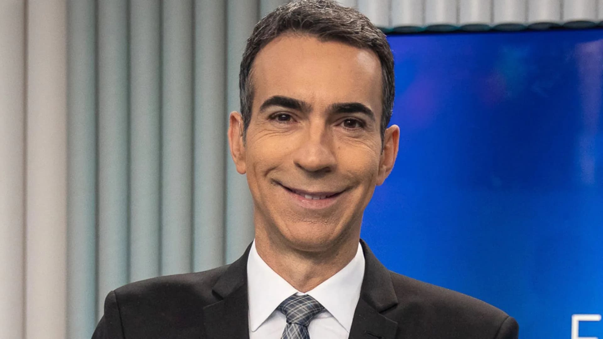 César Tralli doa brinquedos da filha para funcionários da Globo