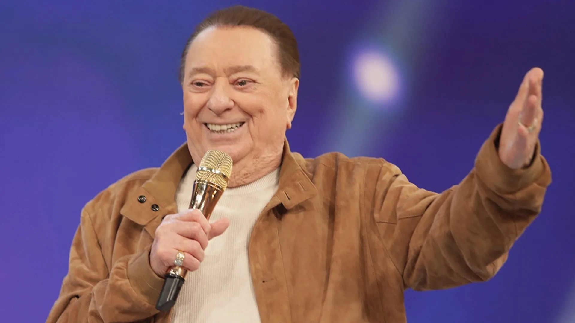 Raul Gil recebe alta após seis dias de internação em hospital