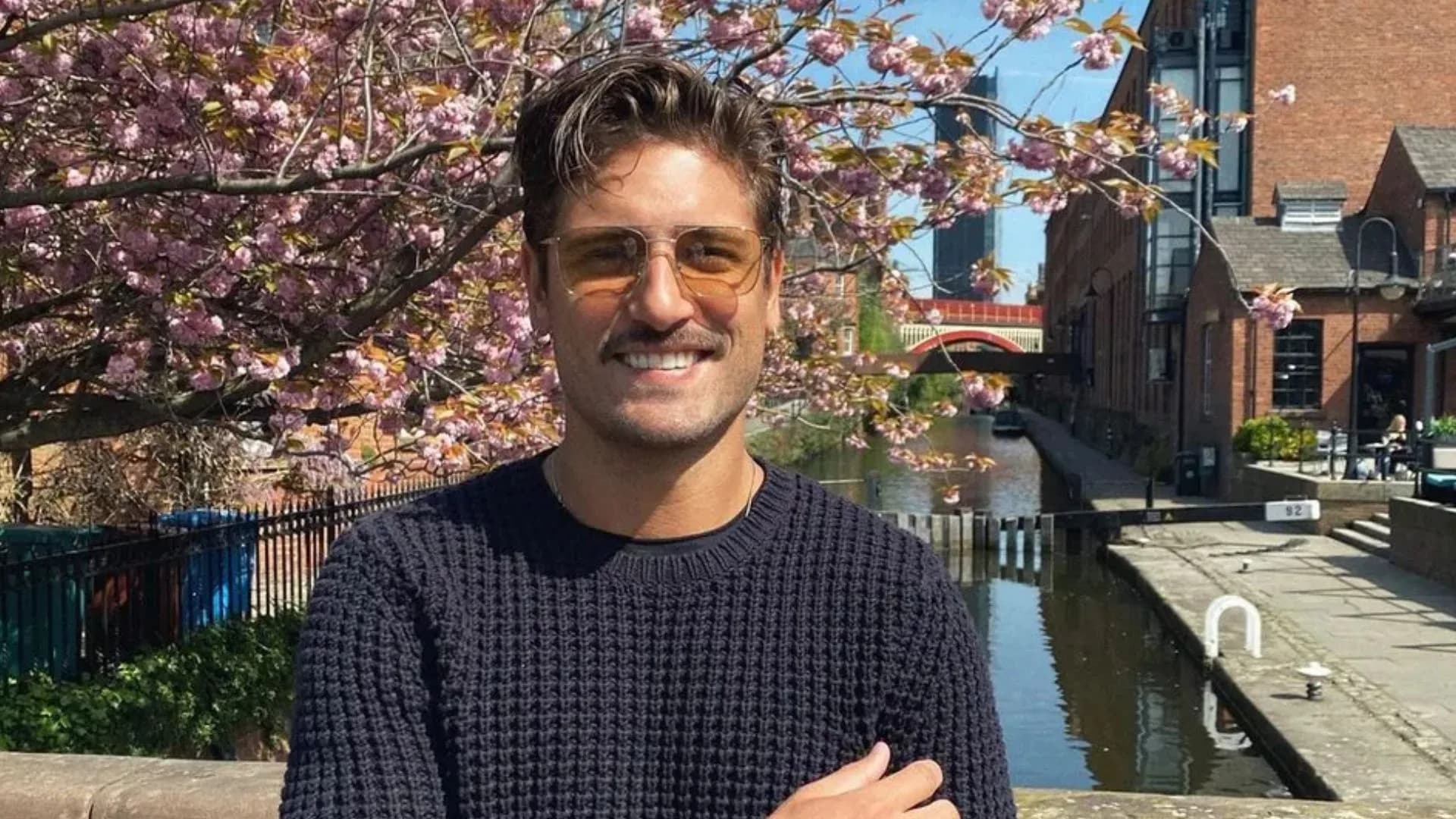 Ator Daniel Rocha vira motoboy por um dia em São Paulo