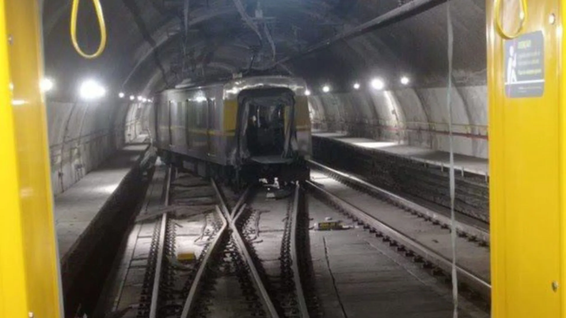 Trem da Linha 4-Amarela descarrila e parte ao meio em SP