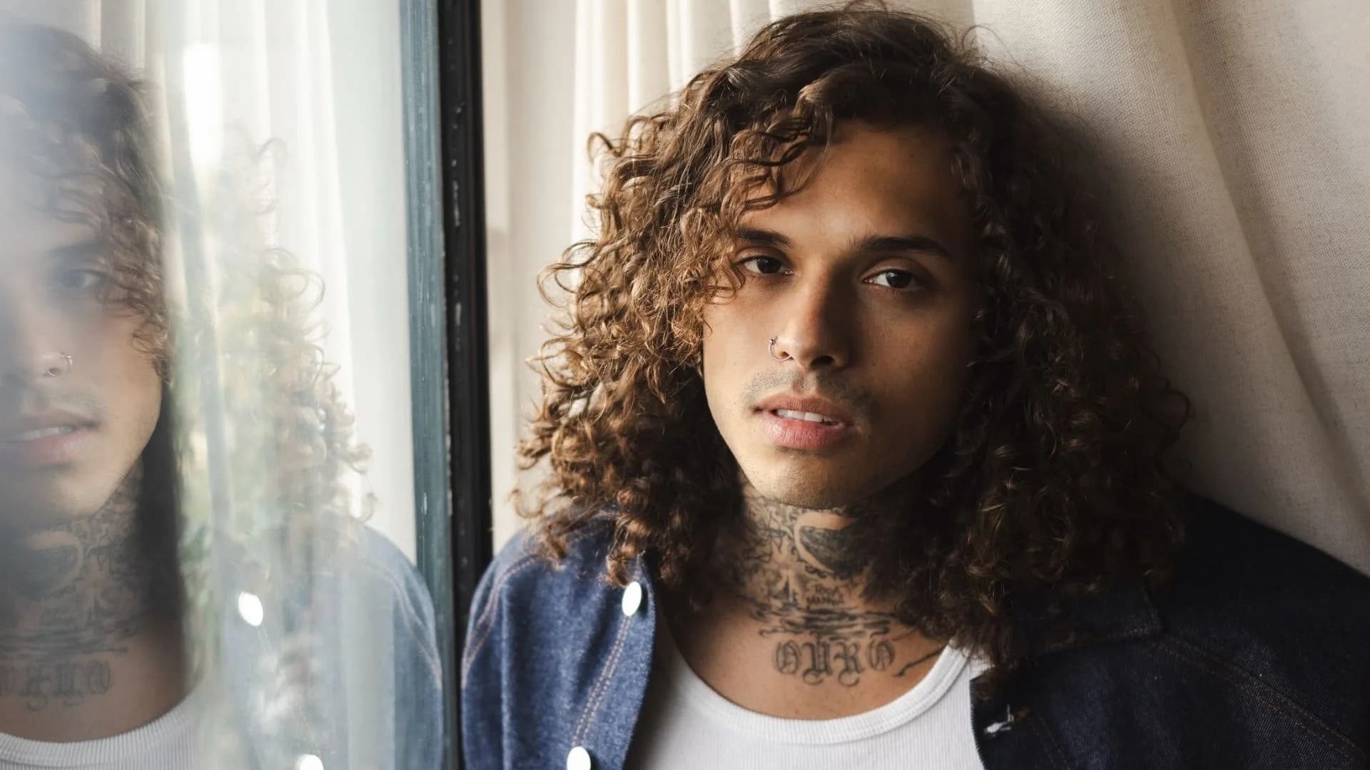 The Town: Vitão usa bolsa da namorada nos bastidores do festival