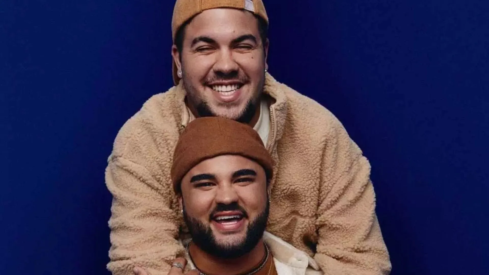 Inusitado! Álvaro presenteia Lucas Guedez com uma porca