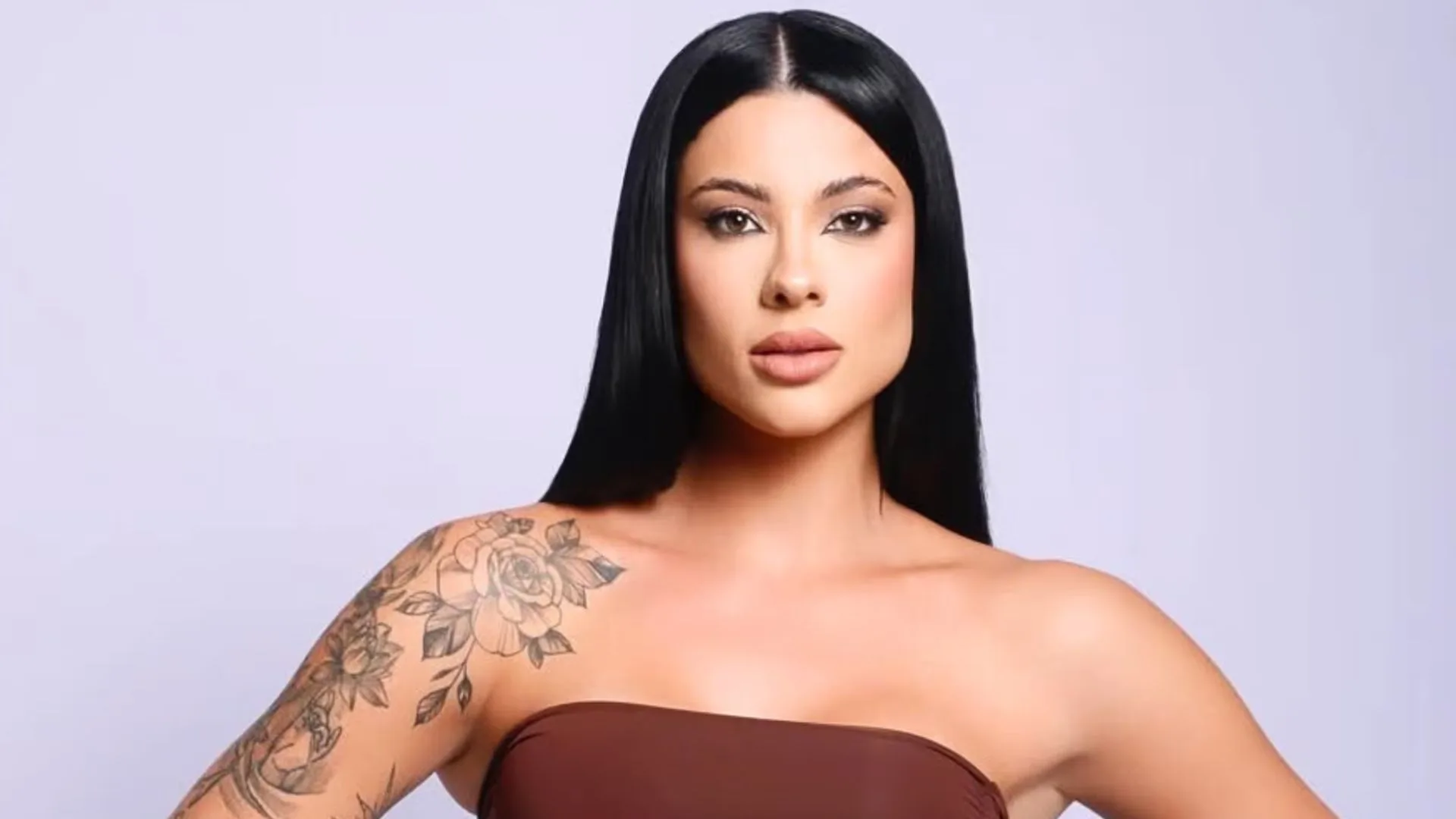 Namorada de Belo joga água na cara de participante durante discussão