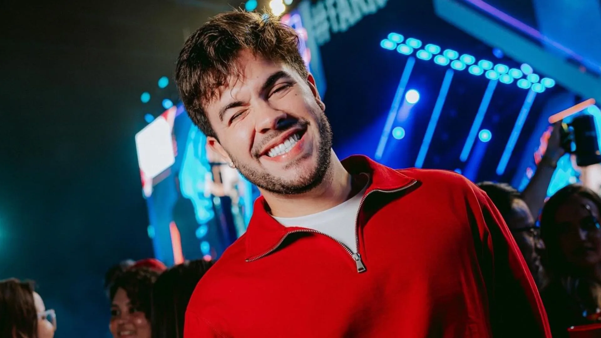 Álvaro se pronuncia após ser flagrado aos beijos com Lucas Leto