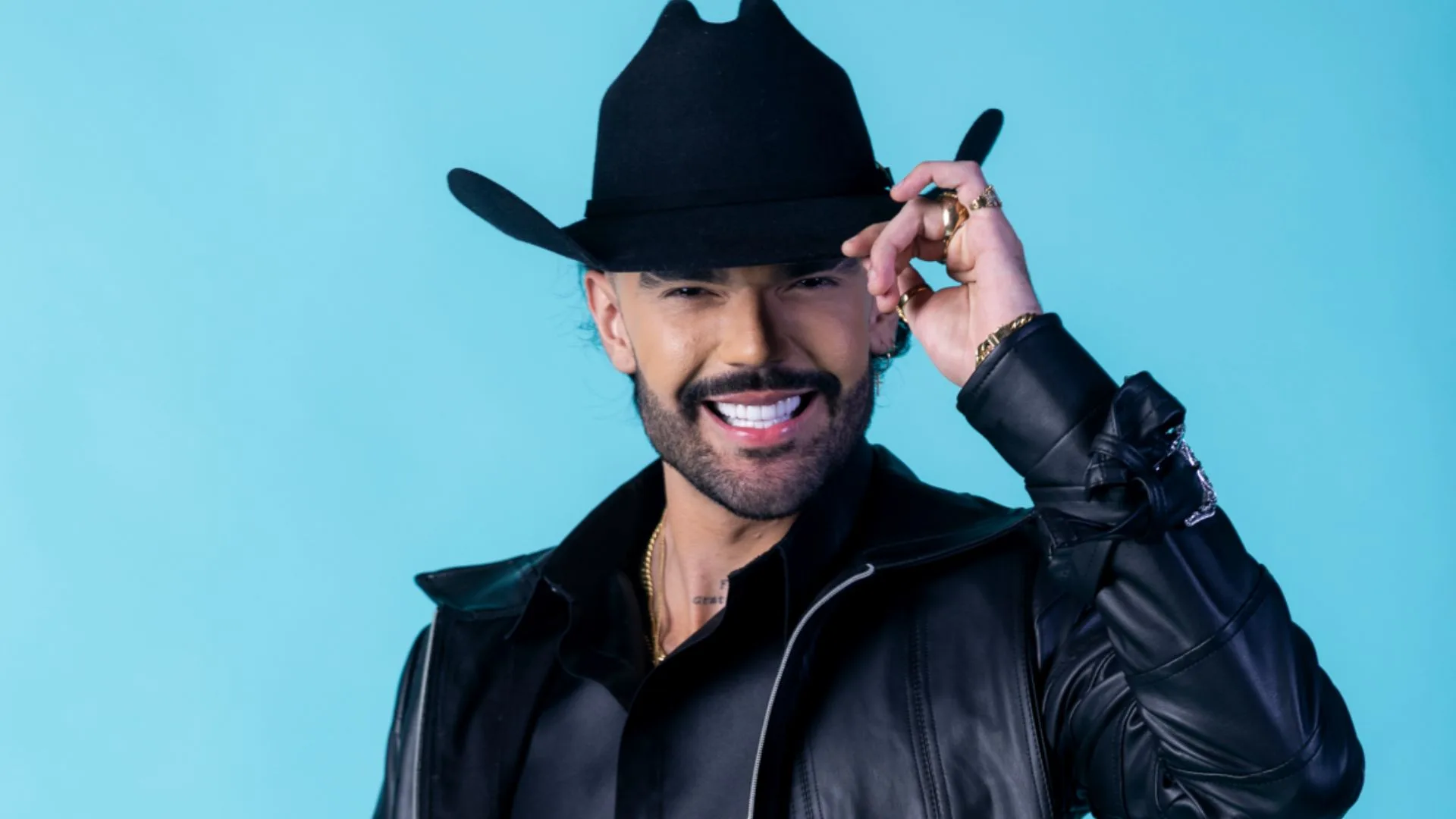 Após negar namoro, Luan Pereira troca beijos com influenciadora