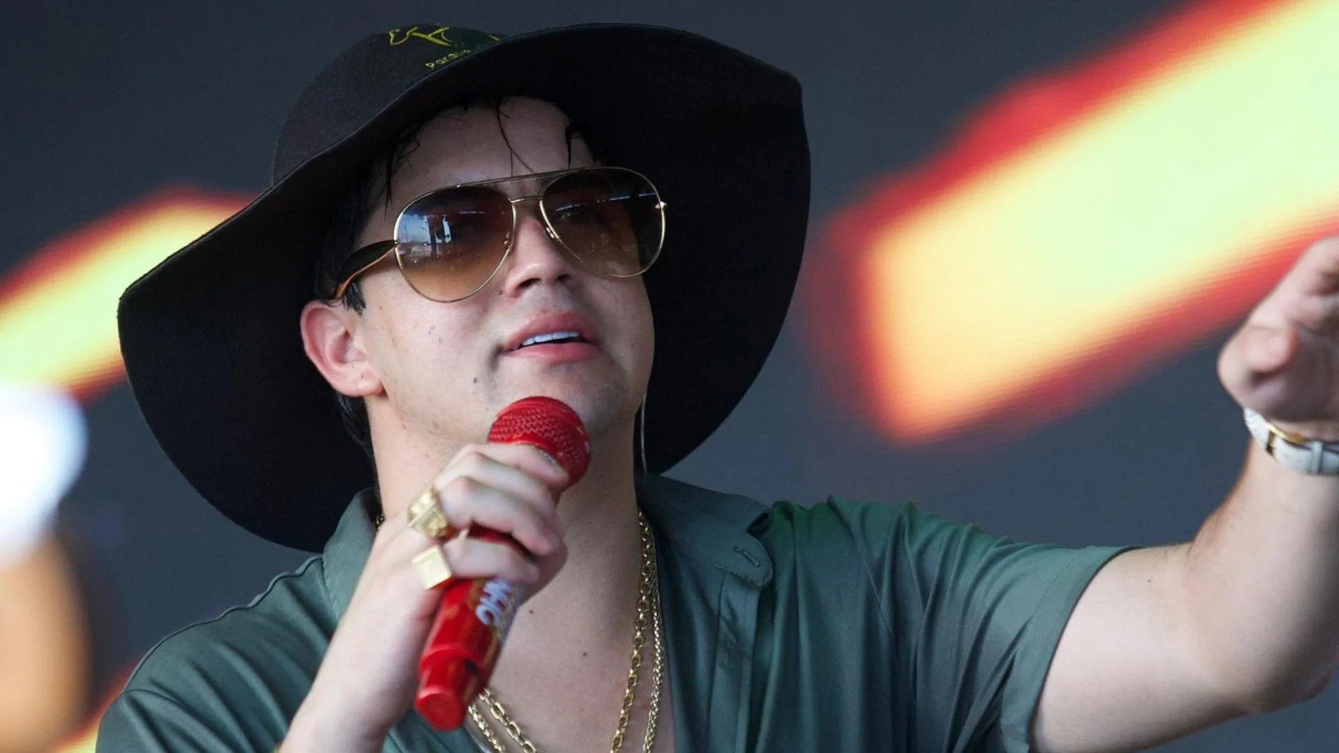 Fã invade palco e morde Natanzinho Lima durante show