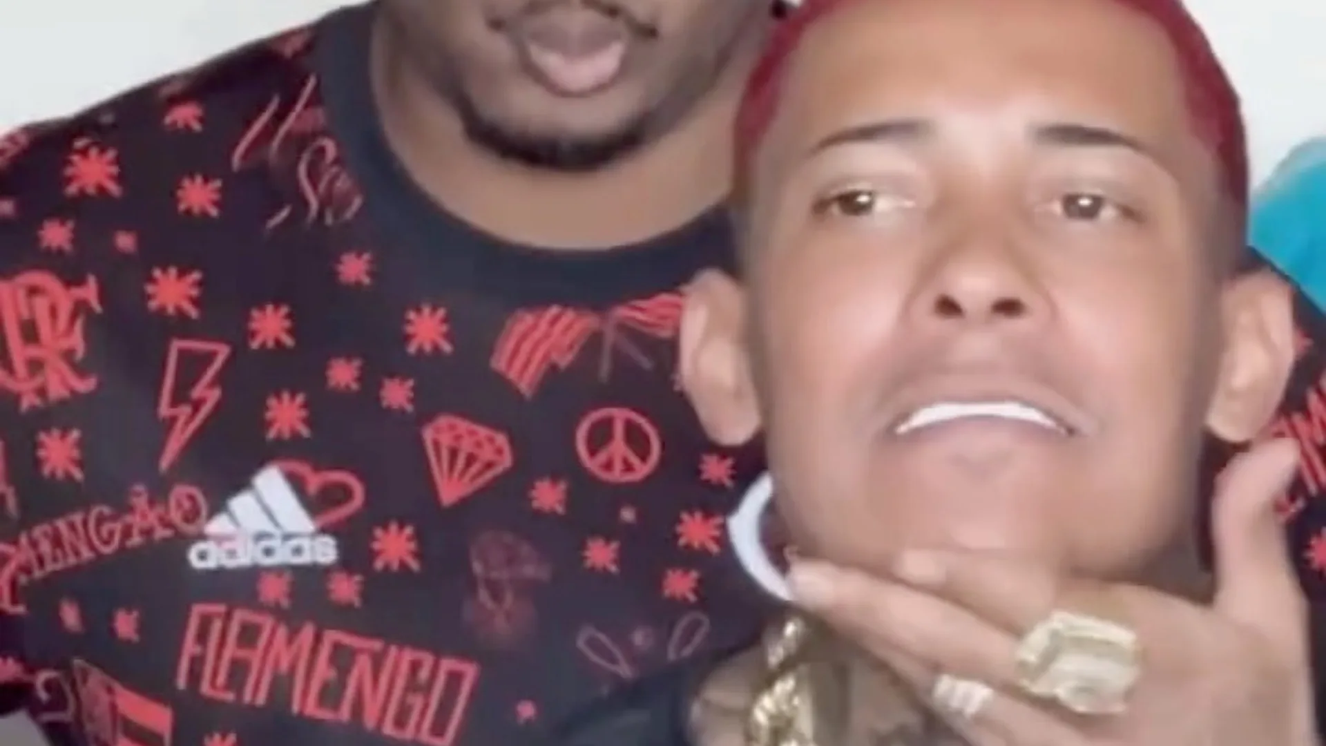 MC Poze do Rodo aguarda Oruam em frente a presídio no Rio após decisão do STJ