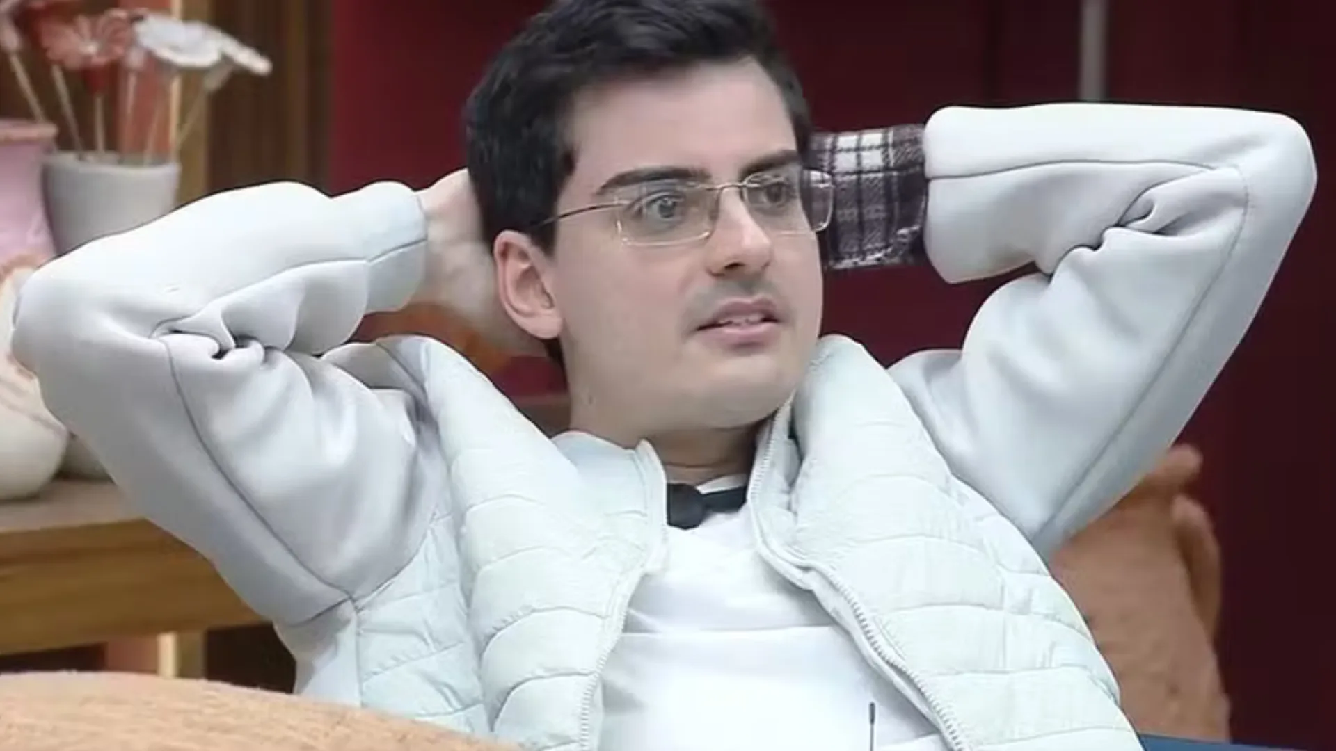 Dudu Camargo finalmente toma banho e peões comemoram