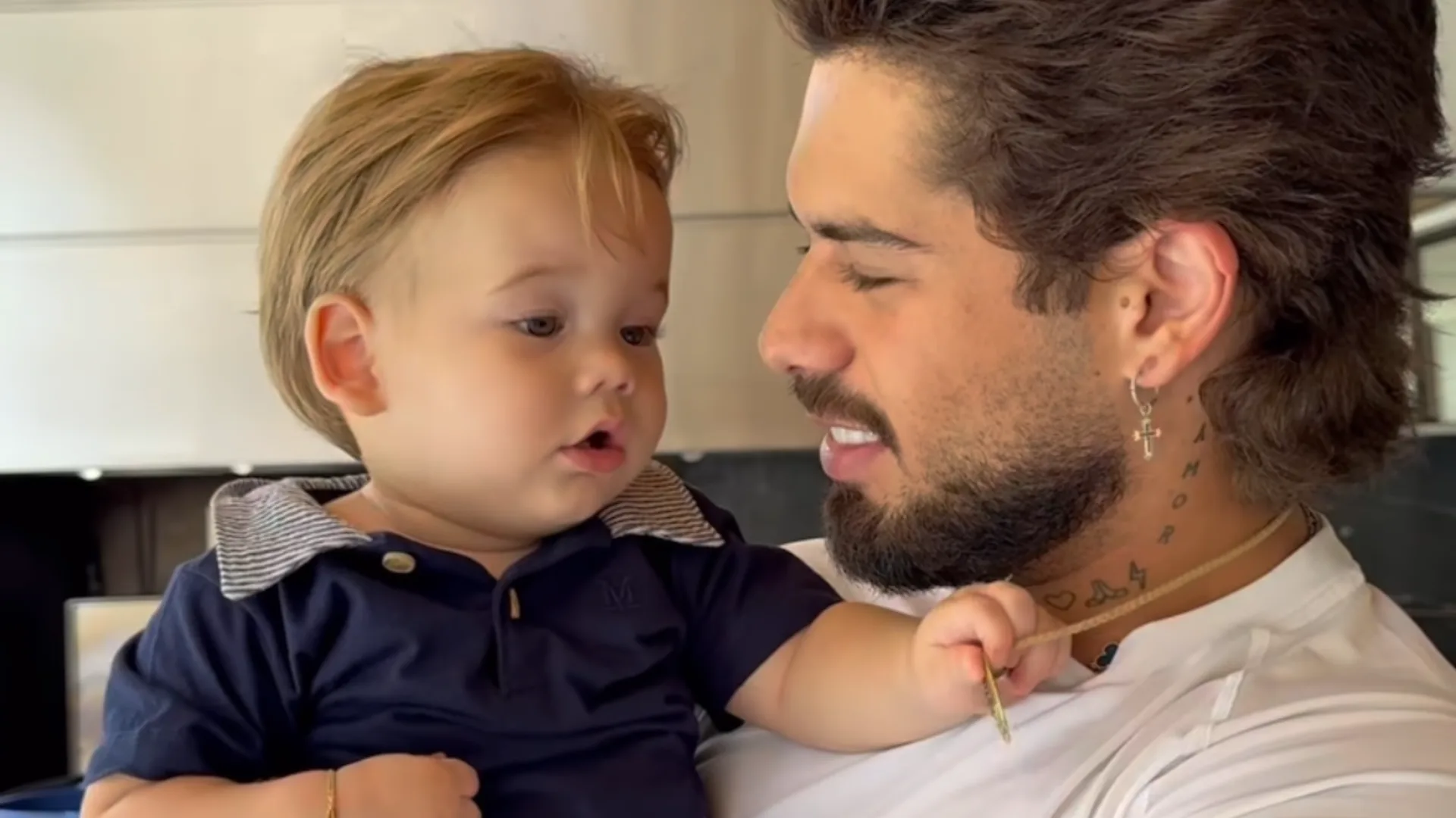 Zé Felipe encanta seguidores com registros ao lado dos filhos