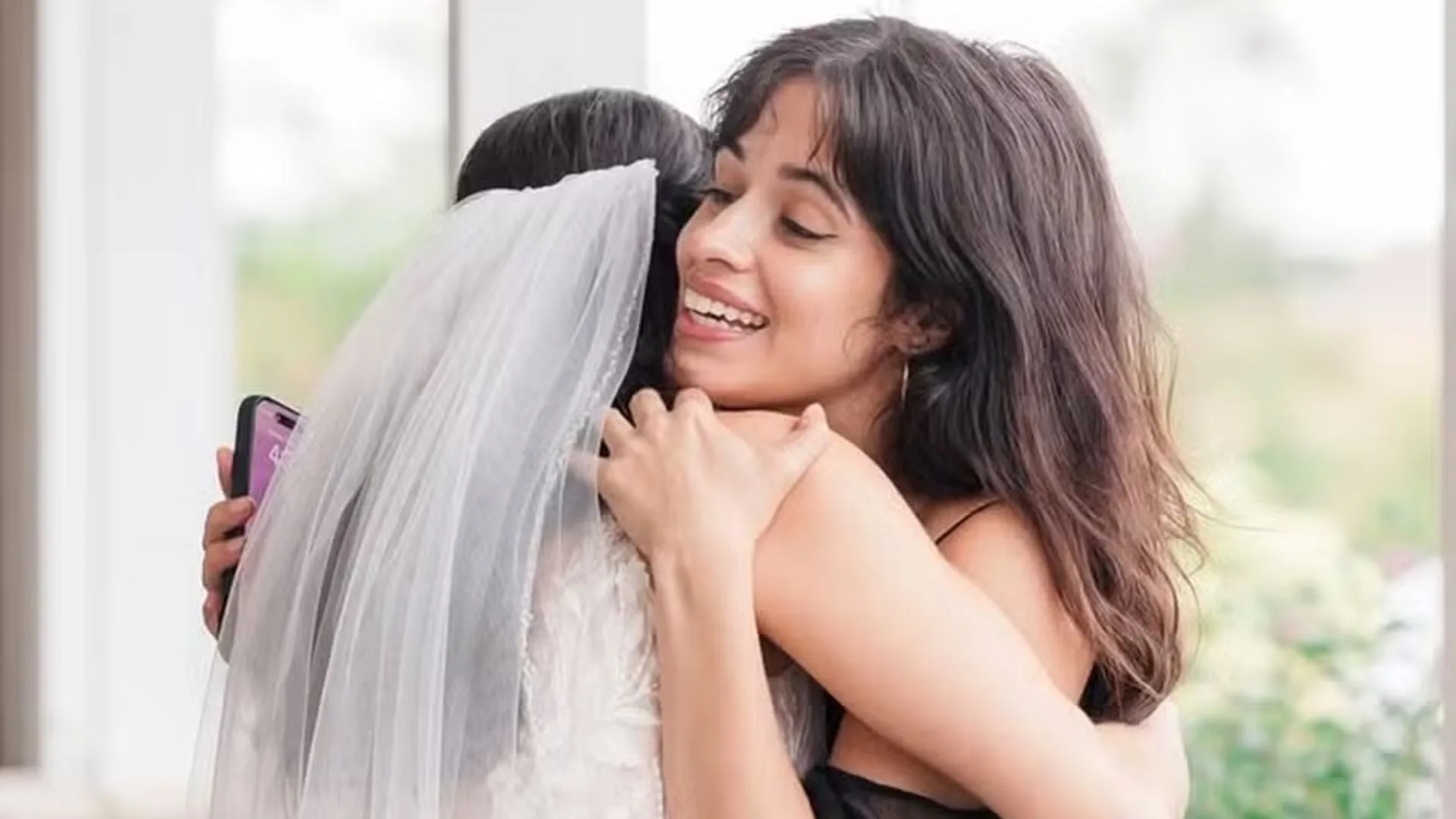Camila Cabello canta em casamento de fã e faz discurso sobre o momento