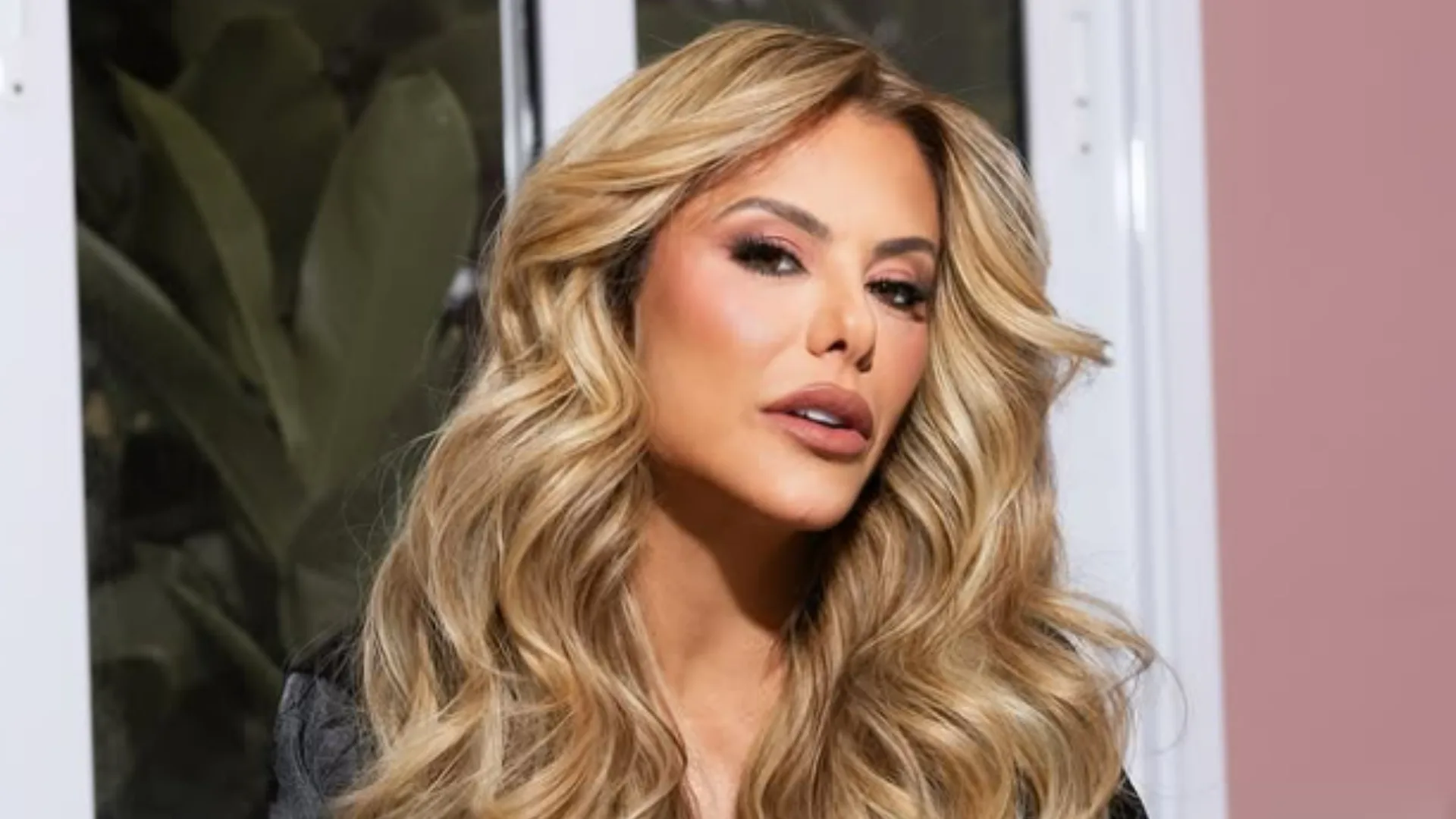 Poliana recebe produtos com o rosto de Ana Castela e se encanta